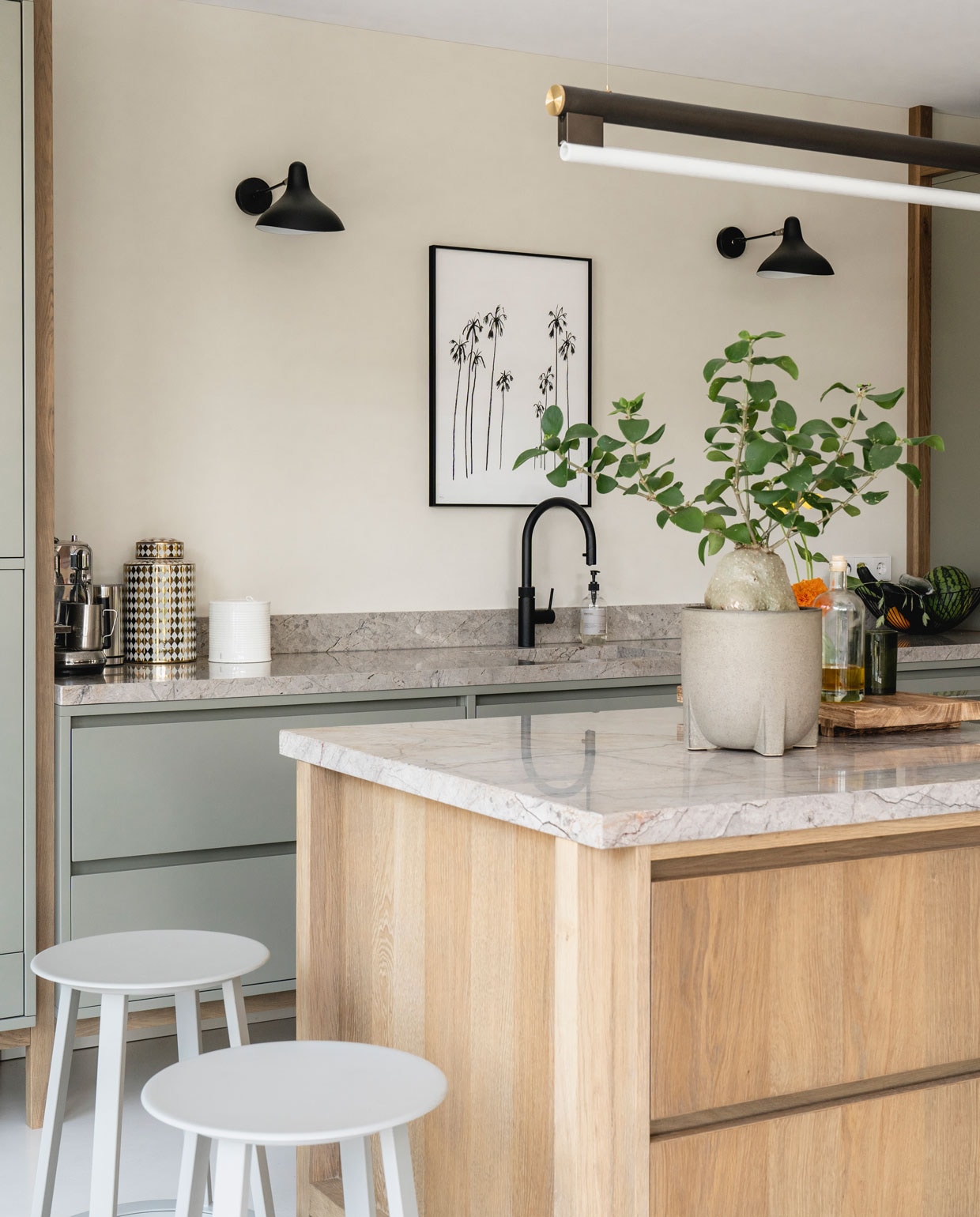 Keuken maatwerk van Maek Meubels. Kraan Quooker. Lampen boven kookeiland Frama, boven aanrecht DCW Editions. Accessoires via The Garden Store. vtwonen 08-2021 | fotografie Muk van Lil