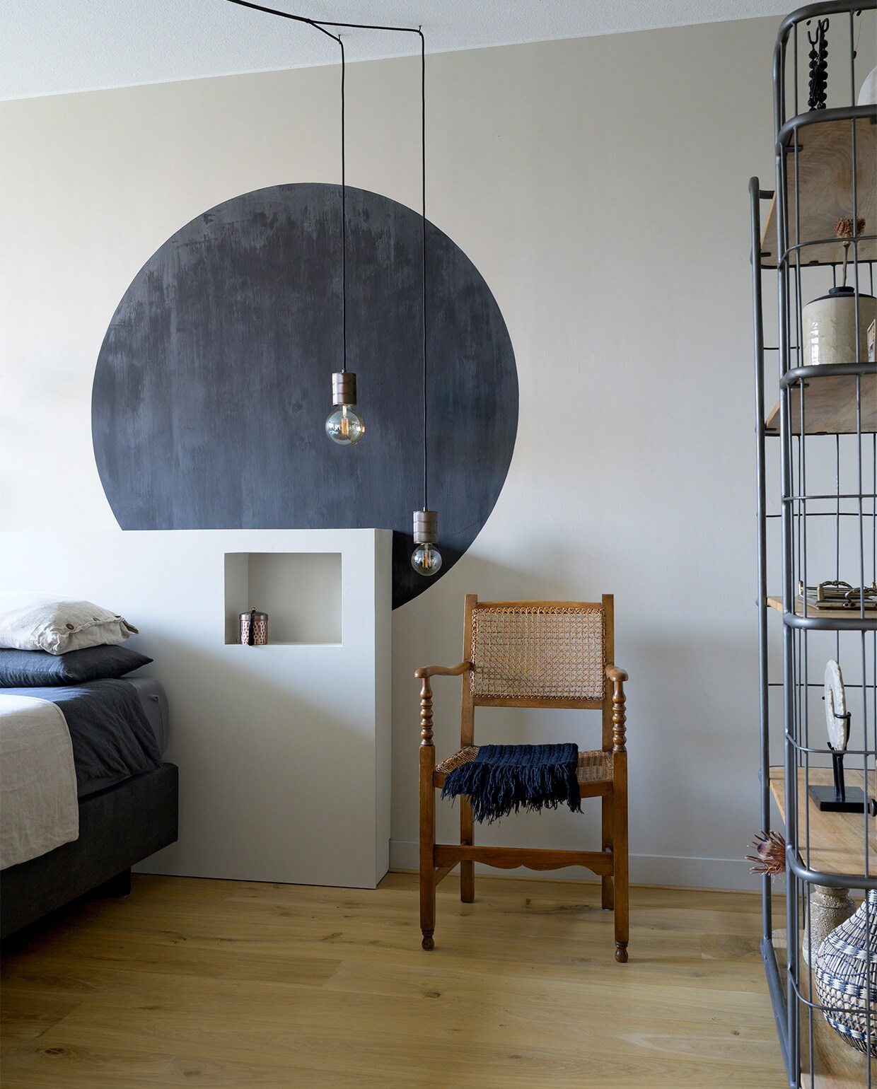 Beddengoed H&amp;M Home. Cirkel zelf aangebracht met restje kalkverf. Rieten stoel erfstuk van grootouders. Hanglampen Het Posthuys. Open kast Casa Vivante. vtwonen 08-2021 | styling José Spaans | fotografie Stephanie Driessen