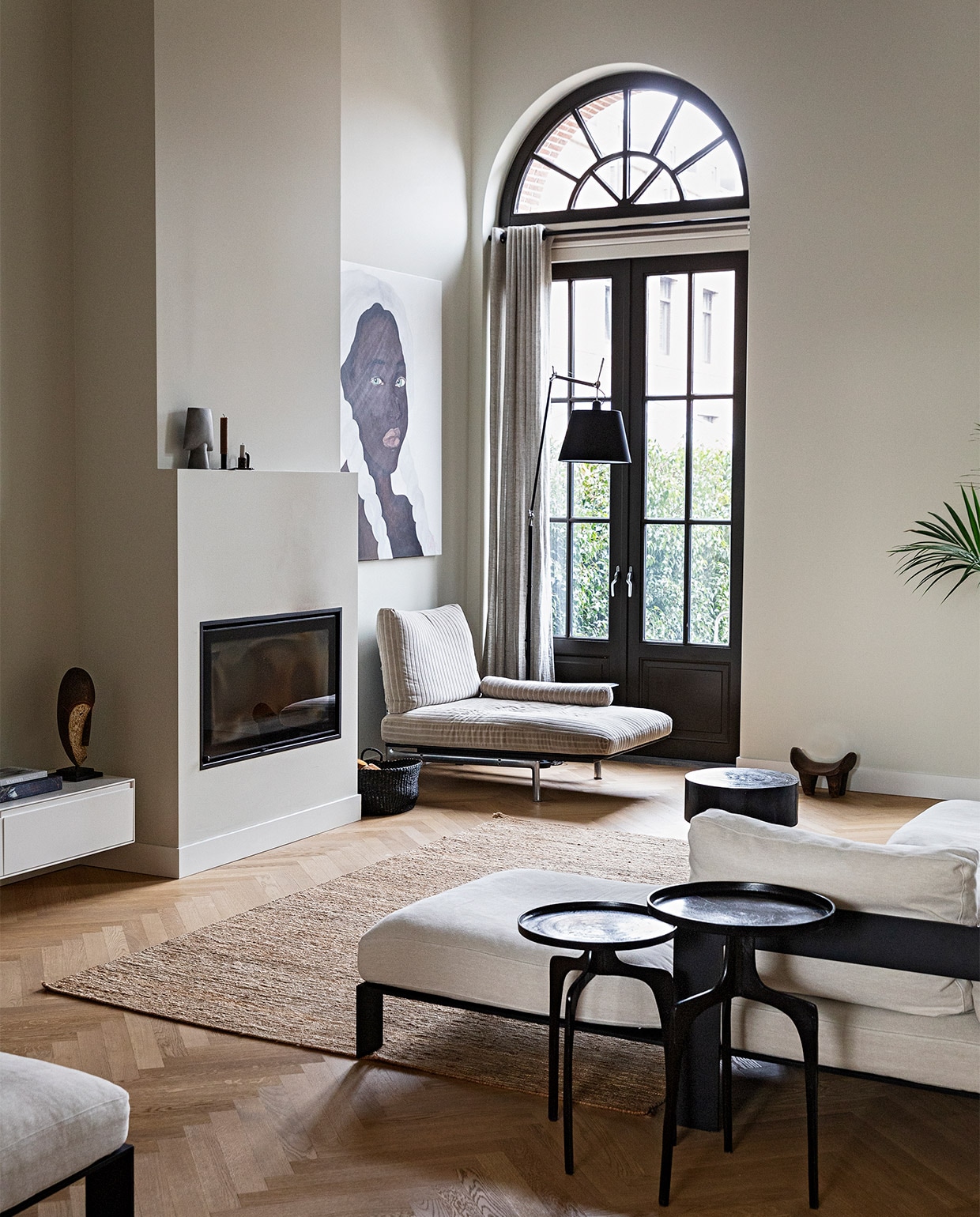 &gt; Bank en vloerkleed Studio AnoukB. Bijzettafels Just another shop. Vloer Haarlemse Houthandel. Ronde kruk achter bank Côte. Lage kruk Studio Yen. Stoel herkomst onbekend, bekleding Zeegers &amp; Tesselaar. Staande lamp Artemide. Mand Casa Gitane. Laag meubel Misterdesign. Beeld uit Johannesburg. Schilderij Lotte Kan. vtwonen 08-2021 | styling Ilona Jongepier | fotografie Dana van Leeuwen | tekst Monique Butter