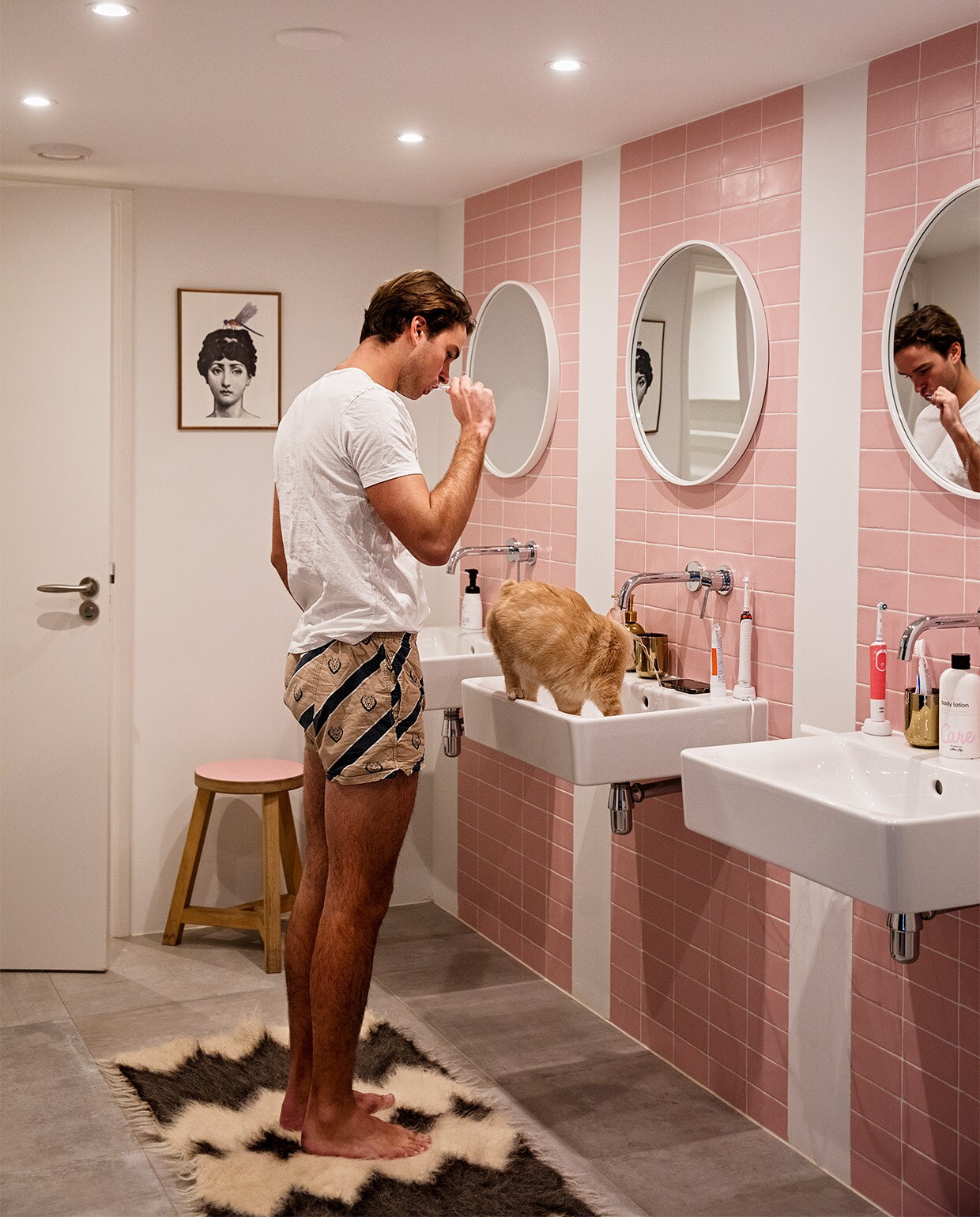Wand- en vloertegels Kol Tegels &amp; Sanitair. Kruk Loods 5. Vloerkleed Just another shop. Spiegels Made. Goudkleurige tandenborstelhouders H&amp;M Home. Schilderij herkomst onbekend. Wastafels en kranen Sanitairwinkel. vtwonen 08-2021 | styling Ilona Jongepier | fotografie Dana van Leeuwen