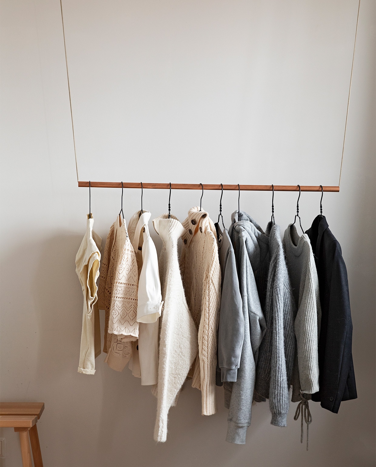 Kledingrek zelfgemaakt. Kruk Ikea. vtwonen 08-2021 | styling Ilona Jongepier | fotografie Dana van Leeuwen