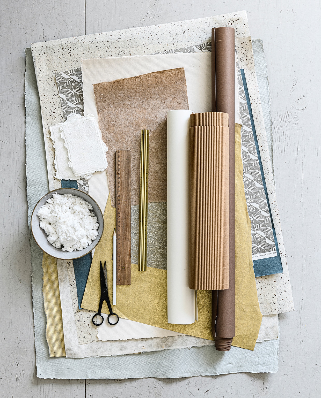 Papiersoorten in verschillende texturen (vliegerpapier.nl). Goudkleurige liniaal, rol golfkarton (sostrenegrene.com). Schaaltje van Society of Lifestyle (housedoctor.nl). Overig privébezit. vtwonen 2020 DIY special 02 | Ontwerp &amp; styling Marlies Does | Fotografie Sjoerd Eickmans