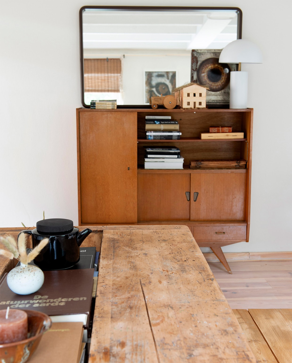 Vintage kast van zus gekregen, lamp Puck van Karwei, theepot Kinta, kunstwerk van oog op metaal eigen werk, overig tweedehands. Deense meubels van onder andere Tony’s Garage Sale. vtwonen 08-2021 | productie de Binnenkijkers | styling Jeske Weel | fotografie Caroline Coehorst