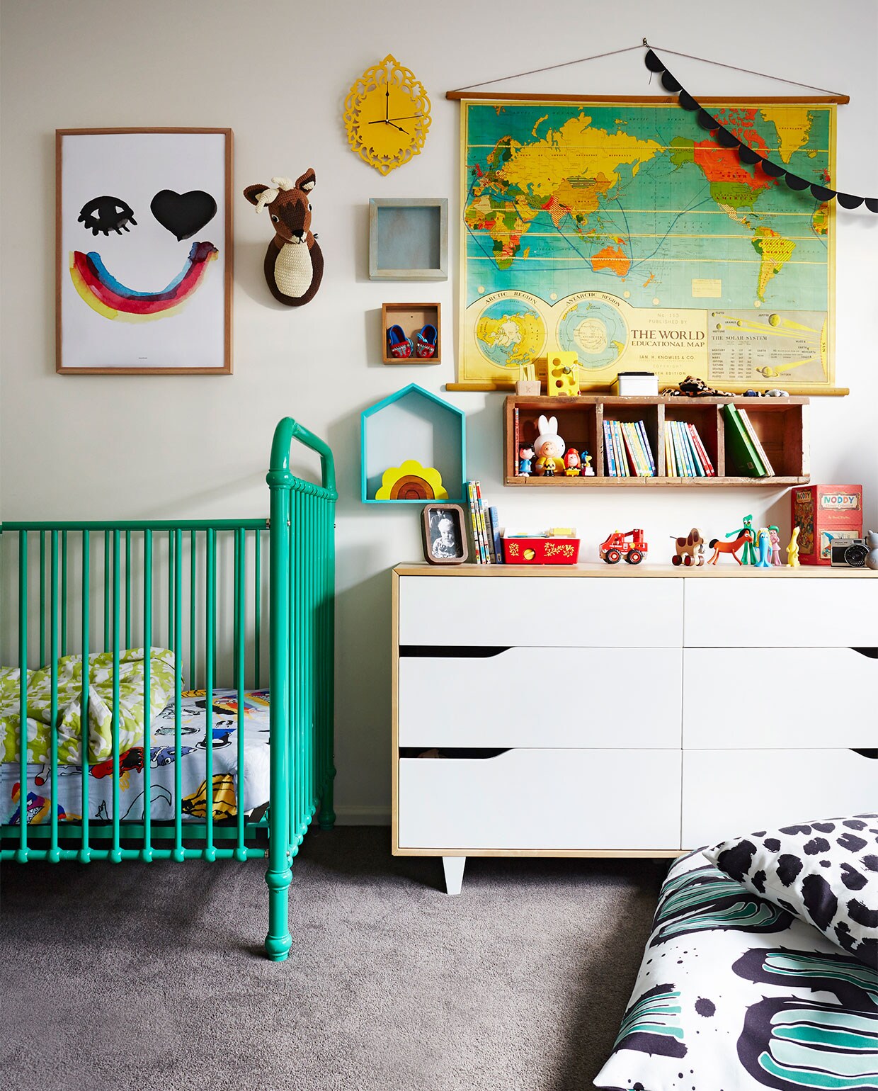 Kinderbed Incy Interiors. Print Heart Eyes Pax &amp; Hart. Hertenkop La De Dah Kids. Wereldkaart Typo. Commode Ikea. Vloerkussen met cactusprint Lauren Webster voor Hank Knitwear, zwart-witte vloerkussenhoes Jack Into The Fold. vtwonen binnenkijken special 07-2021 | Styling Julia Green en Noel Coughlan | Fotografie Armelle Habib | Tekst Julia Green | Tekstbewerking Caroline Westdijk