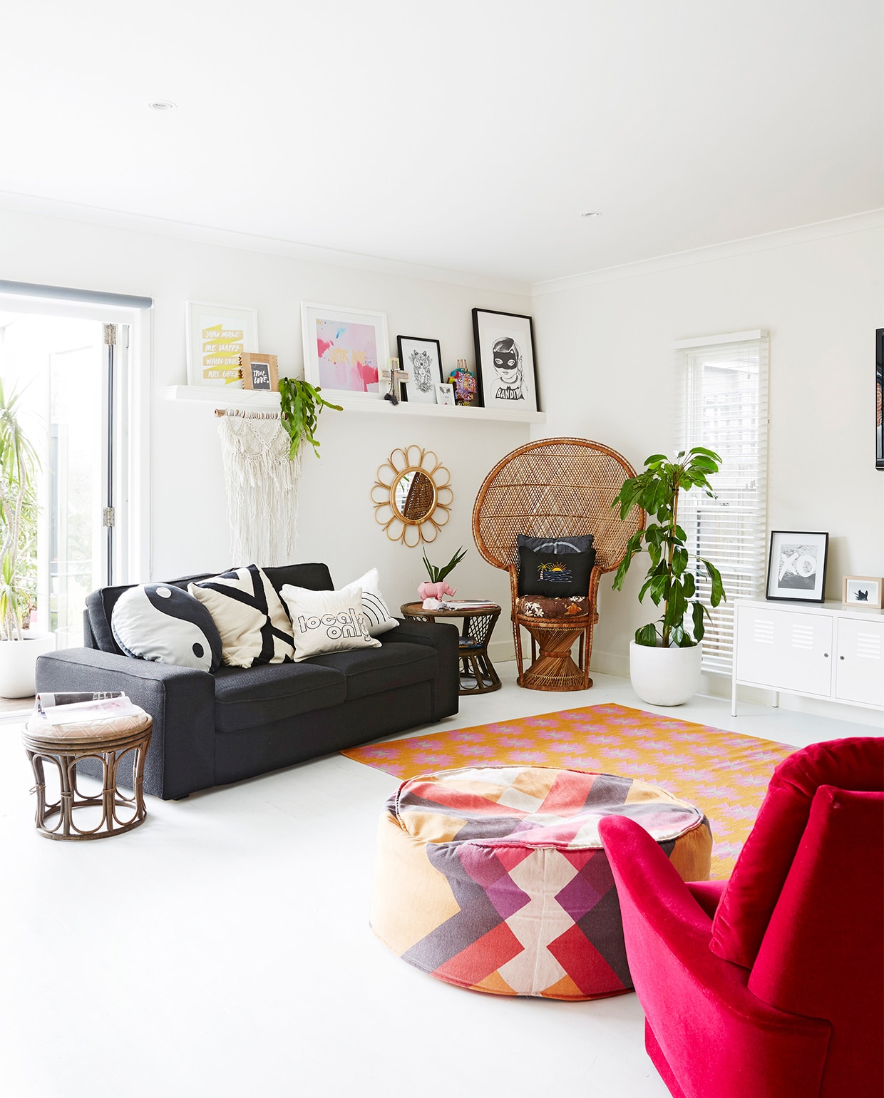Yin-en-yangkussen, kussen Locals Only en regenboogkussen Kawaiian Lion. Grafisch zwart-witkussen Target. Macramé wandhanger Family Threds. Rotan bijzettafels en stoel gevonden op straat. Roze neushoornplantenpot Rice dk. Witte locker PS Ikea. Print XO Loneley Sea. Poef Pony Rider. Overig onbekend. vtwonen binnenkijken special 07-2021 | Styling Julia Green en Noel Coughlan | Fotografie Armelle Habib | Tekst Julia Green | Tekstbewerking Caroline Westdijk