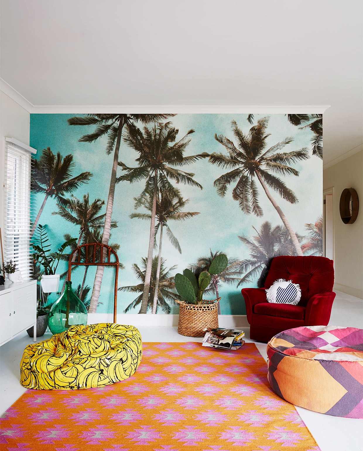 Palmbomen-behang Byron Bay Wallpaper. Bananenkussen Kip &amp; Co. Poef Pony Rider. Overig onbekend. vtwonen binnenkijken special 07-2021 | Styling Julia Green en Noel Coughlan | Fotografie Armelle Habib | Tekst Julia Green | Tekstbewerking Caroline Westdijk