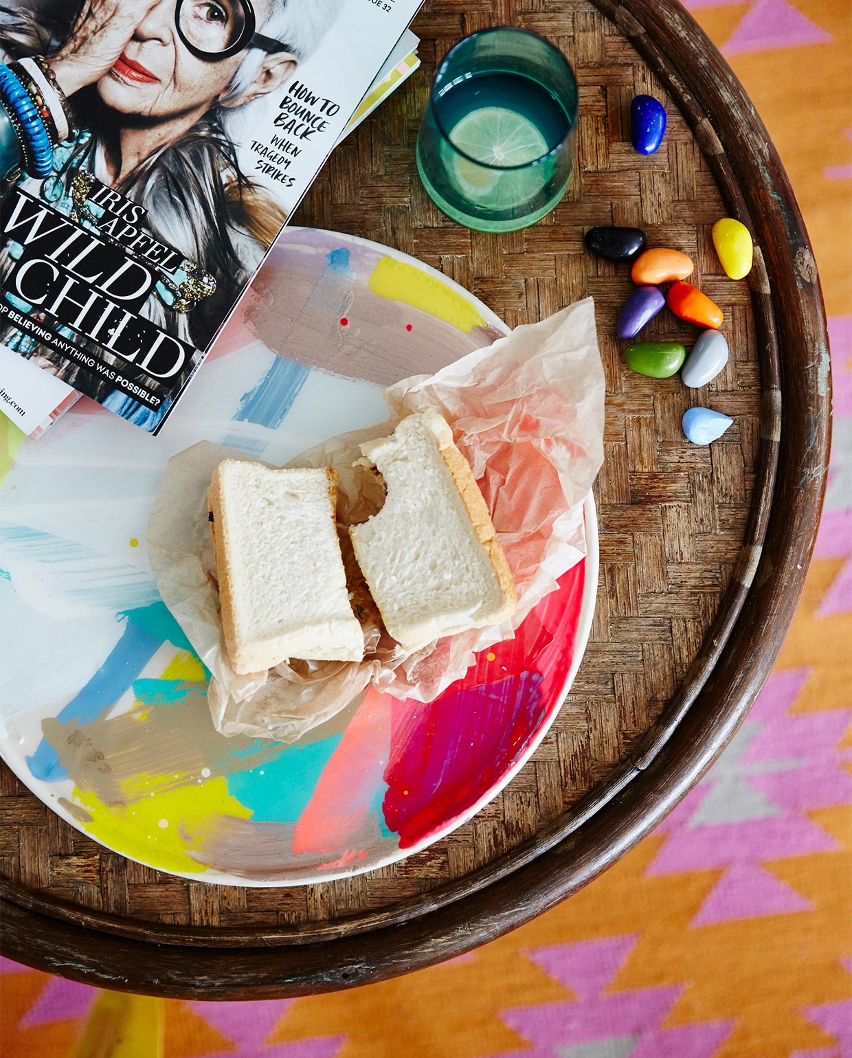 De bijzettafel vond Hayley op straat. vtwonen binnenkijken special 07-2021 | Styling Julia Green en Noel Coughlan | Fotografie Armelle Habib | Tekst Julia Green | Tekstbewerking Caroline Westdijk