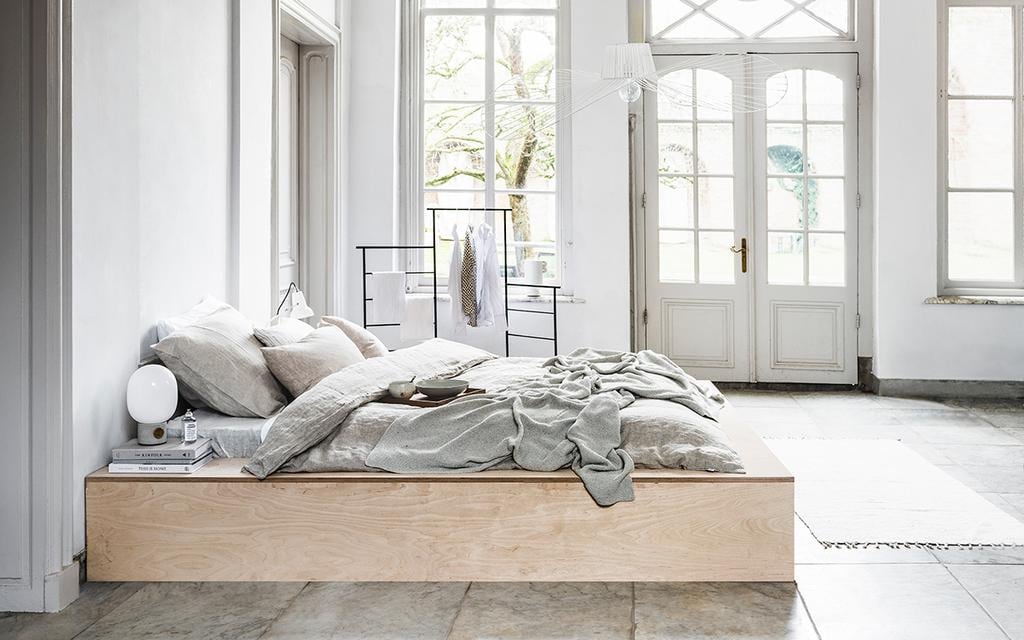 Hanglamp Vertigo van Petite Friture € 775,- (misterdesign.nl). Tafellamp concrete brass van Menu € 179,- (vtwonen.nl). Linnen dekbedovertrek vanaf € 139,-, plaid XL Off White van gerecycled denim € 159,-, linnen effen kussens vanaf € 39,-, tafellamp Anglepoise Original 1227 van staal, chroom en wit keramiek € 169,- (bymolle.com). Vloerkleed Runner Off White knotted fringes van vtwonen, 90x200 cm € 169,- (hetkabinet.nl). Lang kussen met streep € 14,99 (hm.com). Eikenhouten dienblad Bon Tray € 69,-, zwart kledingrek Dora € 199,-, vaas Muses Ania € 79,- (fermliving.com). Pastabord € 34,- (sukha.nl). Japanse mok € 46,50 (pantoufle-design.nl). Overig privébezit. vtwonen 05-2019 | productie &amp; styling Kim van Rossenberg | uitvoering Richard van Meerveld | fotografie Sjoerd Eickmans
