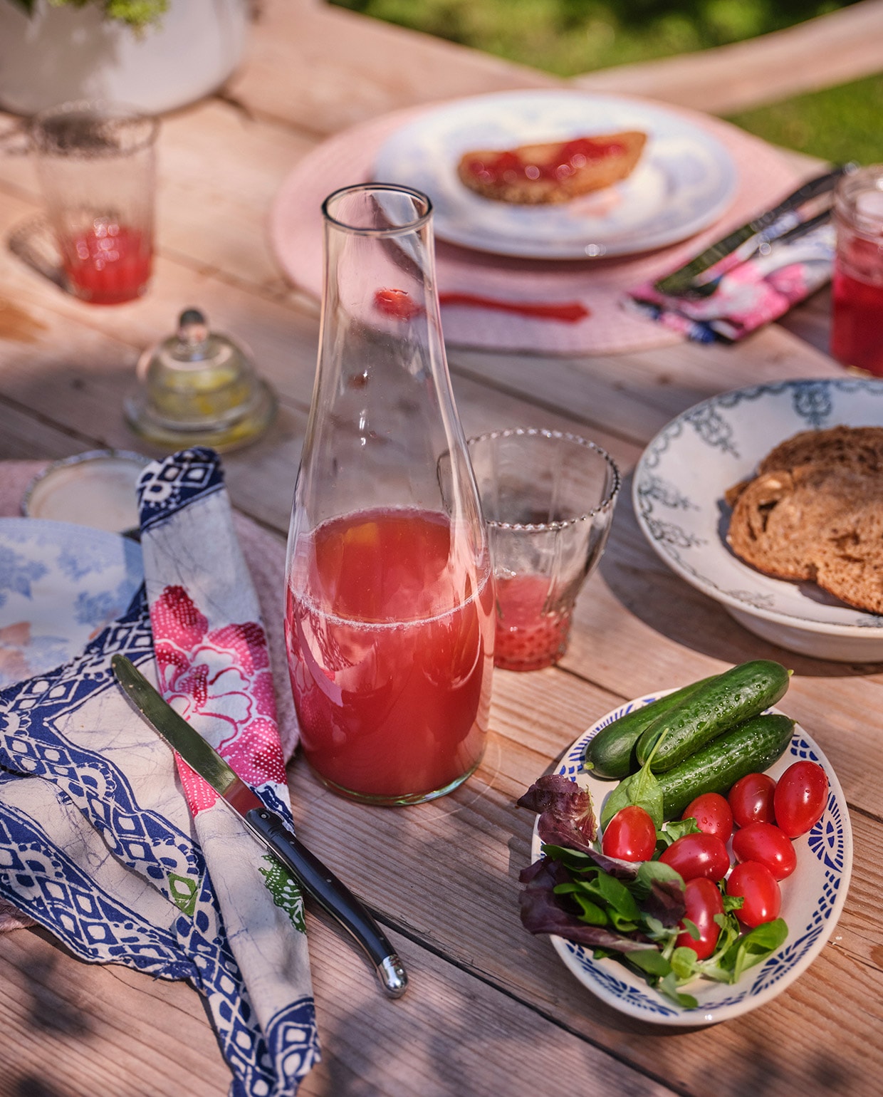 Het gebloemde servies, waar het Laguiole mes op ligt, is van Burleigh. De jam is gemaakt van vruchten uit eigen tuin. Karaf Sissy-Boy Homeland. Oranje lepeltje Sabre. Batik servet uit Indonesië. Placemats Bloomingville. Overige items brocantemarkten. vtwonen tuin special 3 2021 | styling Carolien Schrievers | fotografie\nRené van der Hulst |