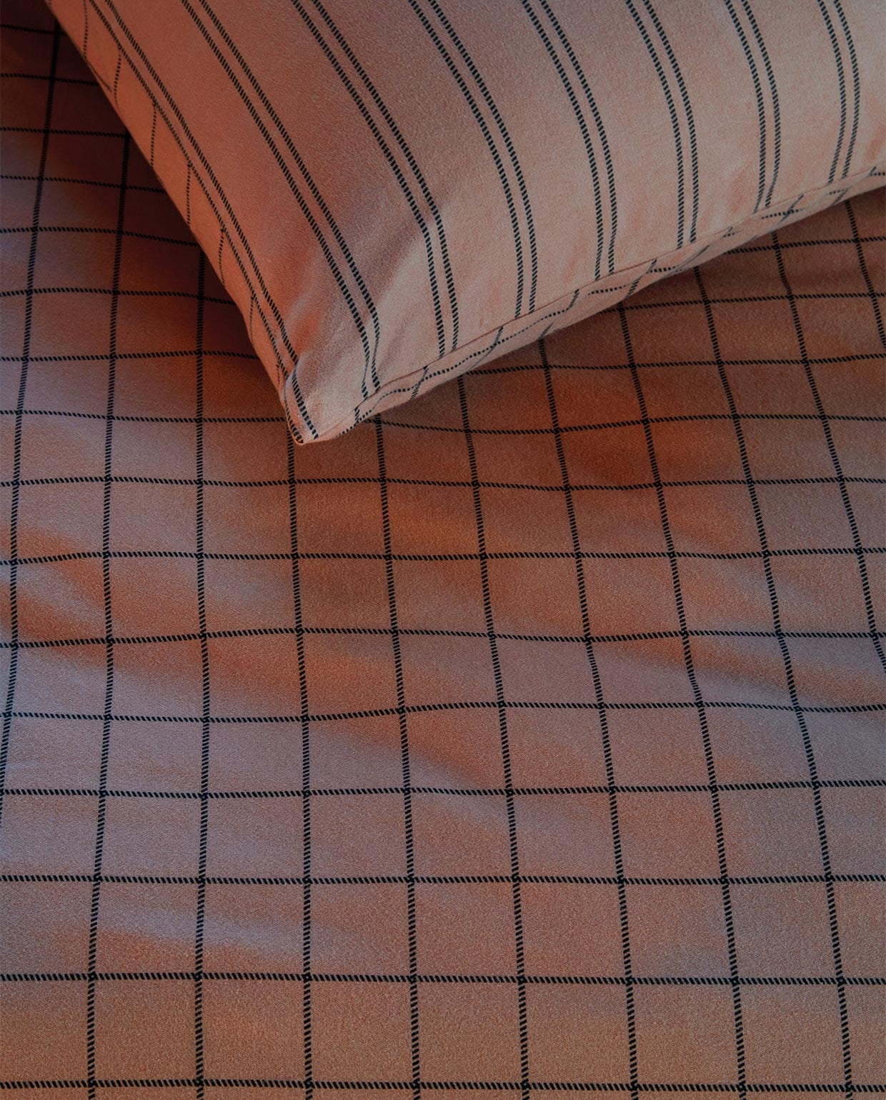 Dekbedovertrek Grid van katoen, terra, 140×200/220 cm € 69,95, 200×200/220 cm € 129,95, 240×200/220 cm € 139,95 (ook in kleur zand). vtwonen 09-2021 | productie Tanja Saarberg | styling Danielle Verheul | fotografie Richard Smit