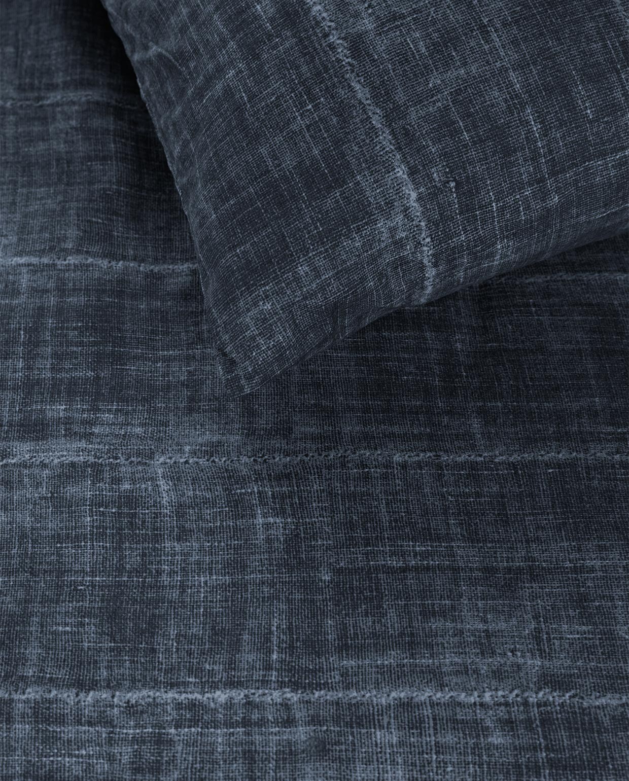 Dekbedovertrek Vintage Indigo van katoen, donkerblauw, 140×200/220 cm € 99,95, 200×200/220 cm € 189,95, 240×200/220 cm € 199,95. vtwonen 09-2021 | productie Tanja Saarberg | styling Danielle Verheul | fotografie Richard Smit