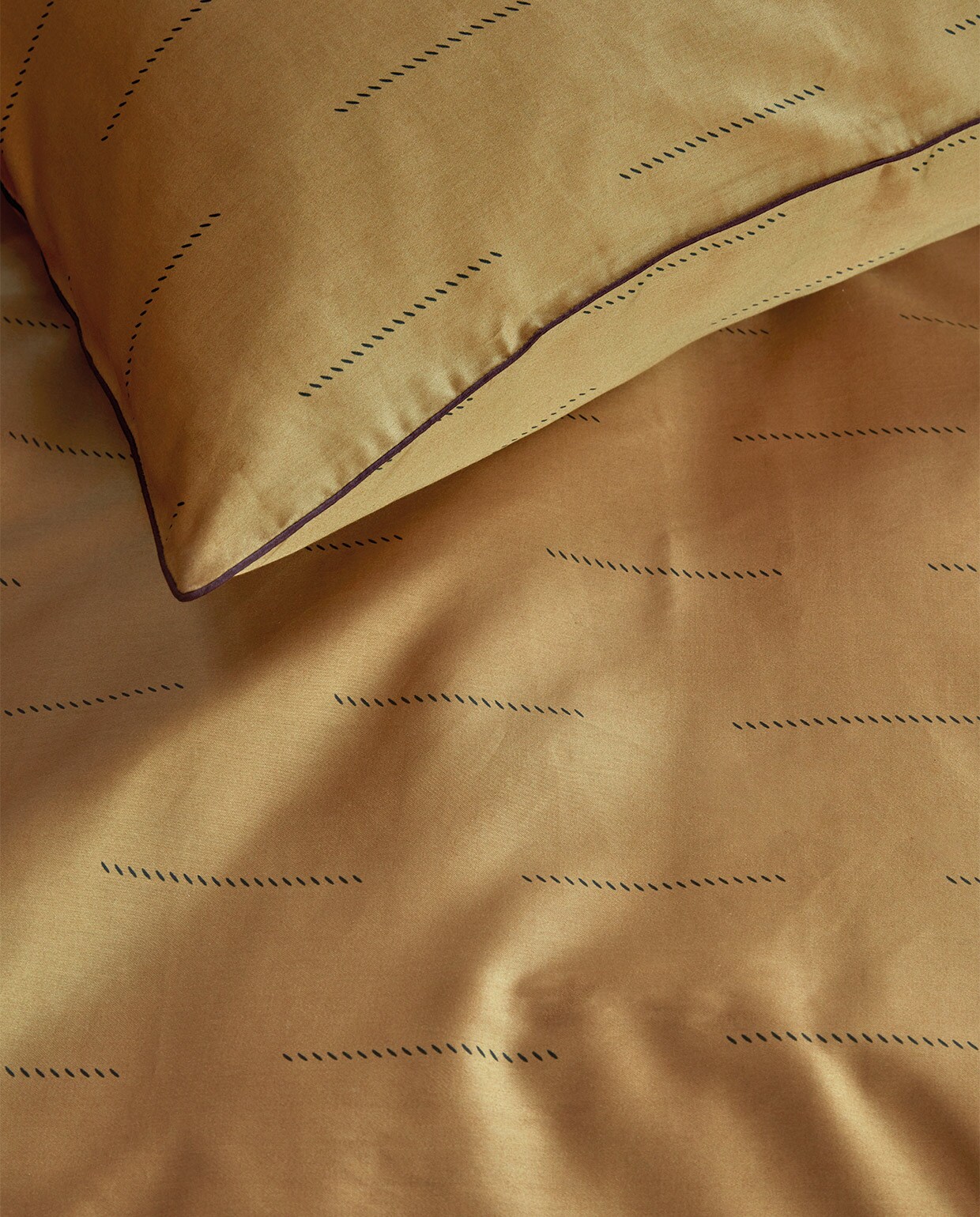 Dekbedovertrek Blurred Lines van katoensatijn, geel, 140×200/220 cm € 79,95, 200×200/220 cm € 149,95, 240×200/220 cm € 159,95. vtwonen 09-2021 | productie Tanja Saarberg | styling Danielle Verheul | fotografie Richard Smit