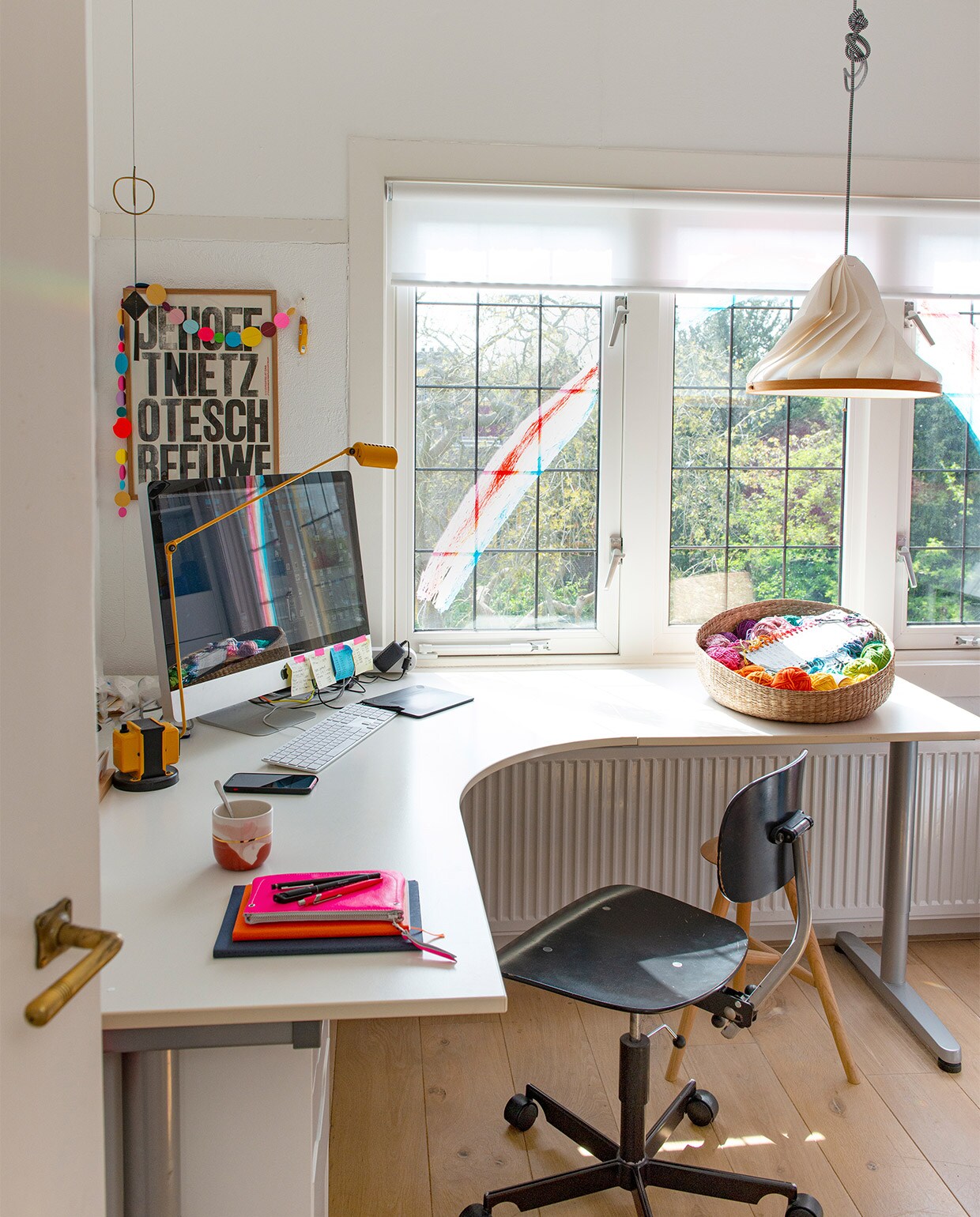 Mobile Corrie Williamson, print GWA, bureaulamp Lumina, hanglamp Snowpuppe, bureau en mand Ikea, stoel Magazin, kruk Head and haft, etui Puc, notitieboekjes Moleskine, mok Marinski Heartmades. De vloer boven is een C-keuze eiken lamelparket, mat gelakt. vtwonen 07-2021 | styling Jeske Weel | fotografie Caroline Coehorst