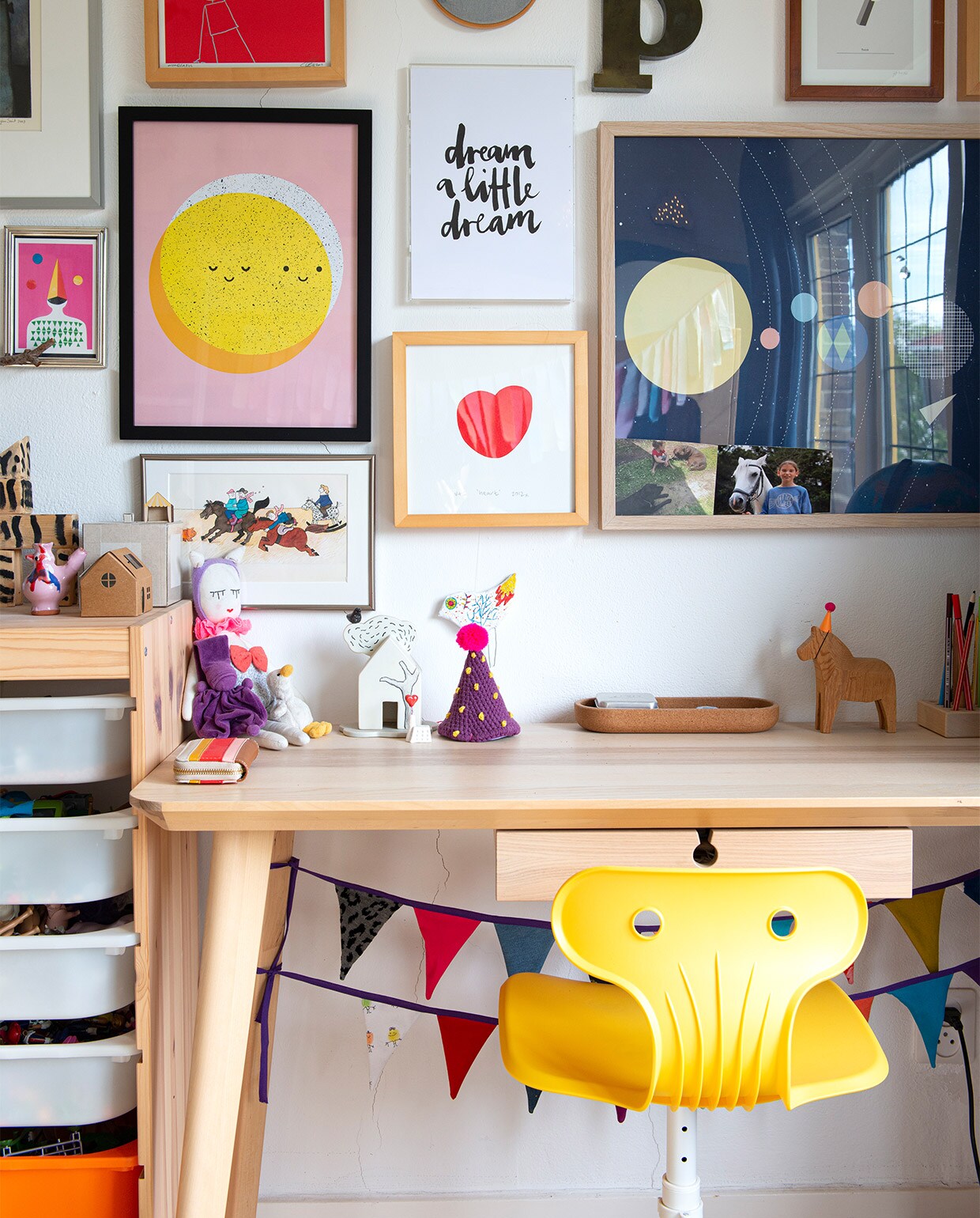 Kunstwerken van Aro for Kids via Estudio Rio, Mirthe Blussé via Etsy, Scout Editions, Olli Ella, Sarah Plus Two and Jax en van Nora’s moeder, pop Studio Escargot, feesthoedjes La Fête, bureau en stoel Ikea. vtwonen 07-2021 | styling Jeske Weel | fotografie Caroline Coehorst