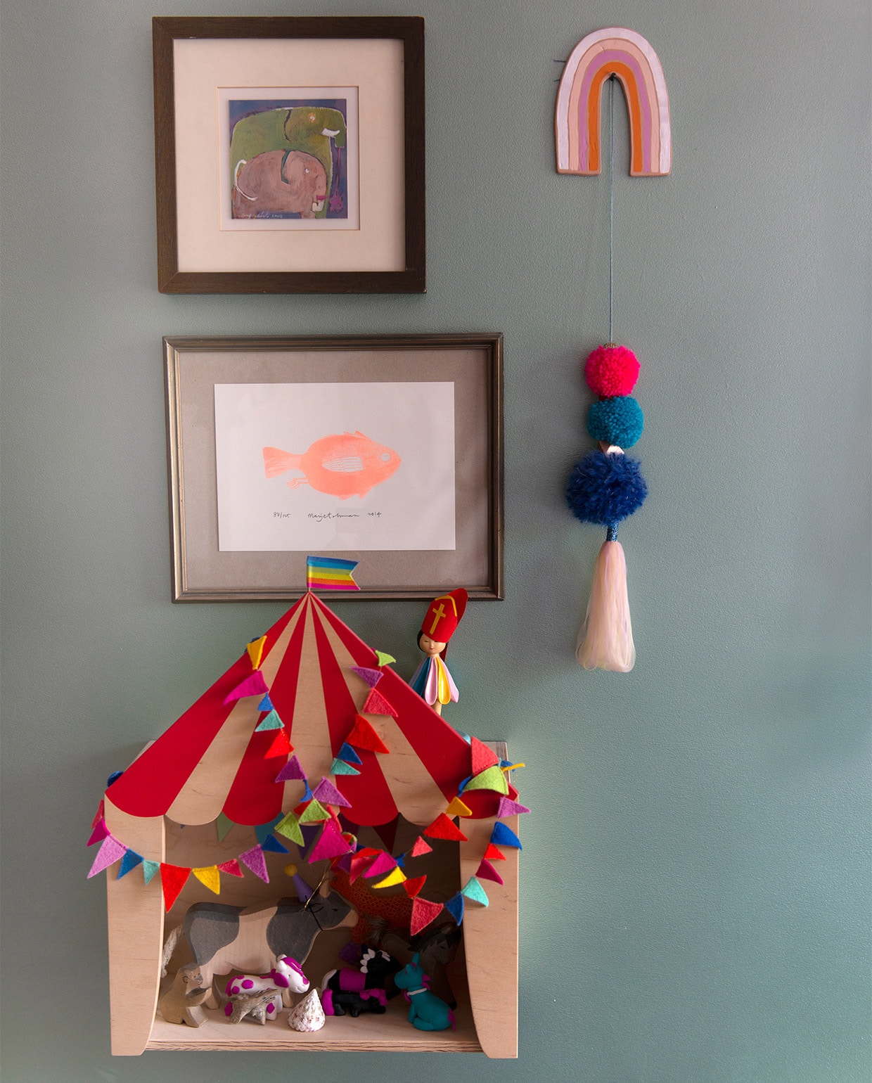 Schilderijtje met olifanten gekocht in Thailand, regenboog Eloeil, kwast La Fête, vis Marije Tolman, circusplank UpWarsaw. vtwonen 07-2021 | styling Jeske Weel | fotografie Caroline Coehorst