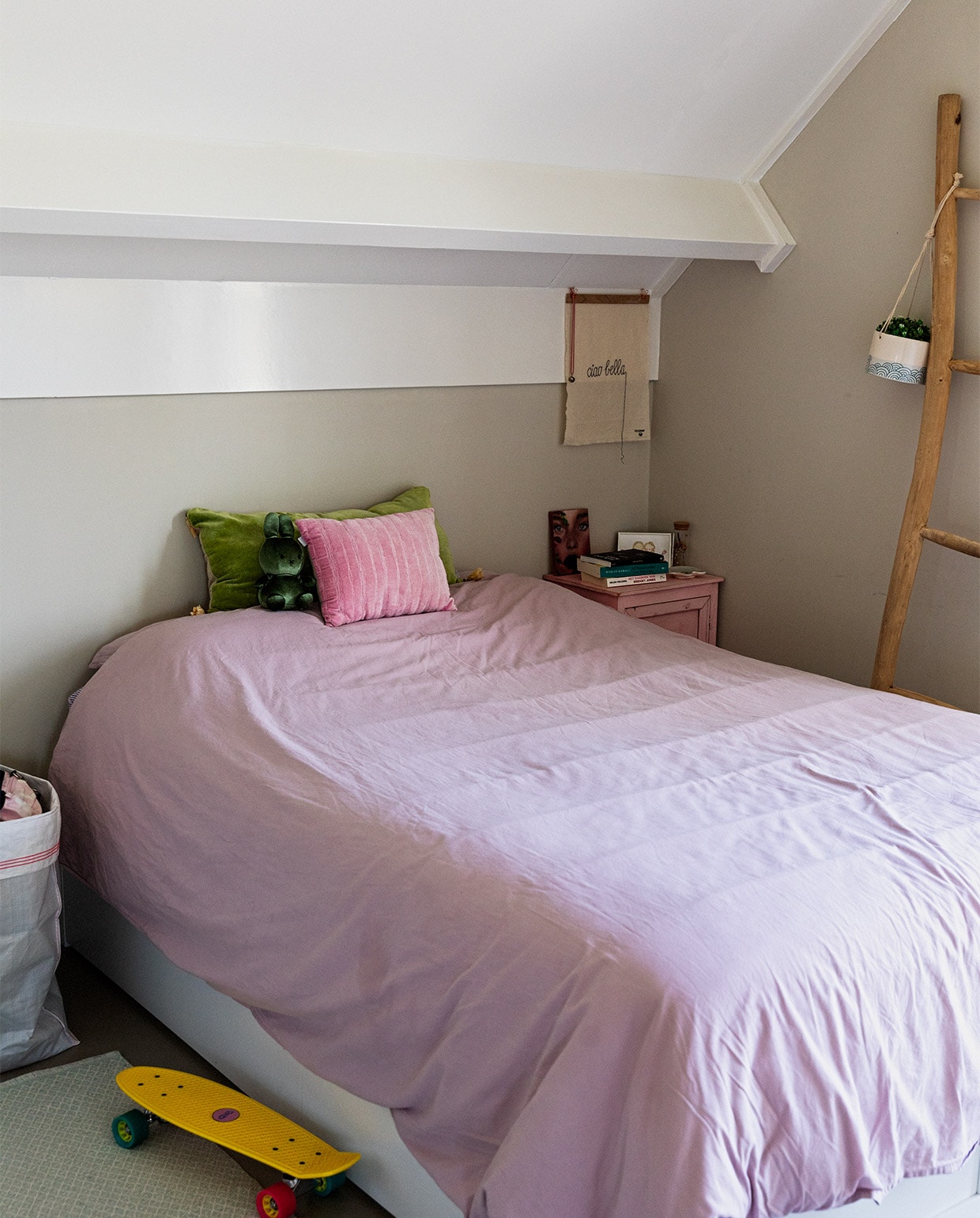 In deze kamer slaapt dochter Lotte als ze komt logeren. Dekbed Hema. Kussens Goround Interior. Pennyboard van Toychamp. Wanddoekje Lemonwise. Kunstwerk op nachtkastje van Iraanse kunstenares Ghazaleh Afrand. Overig herkomst onbekend. vtwonen 07-2021 | styling Ilona Jongepier | fotografie Dana van Leeuwen | tekst Erik Paul Jager