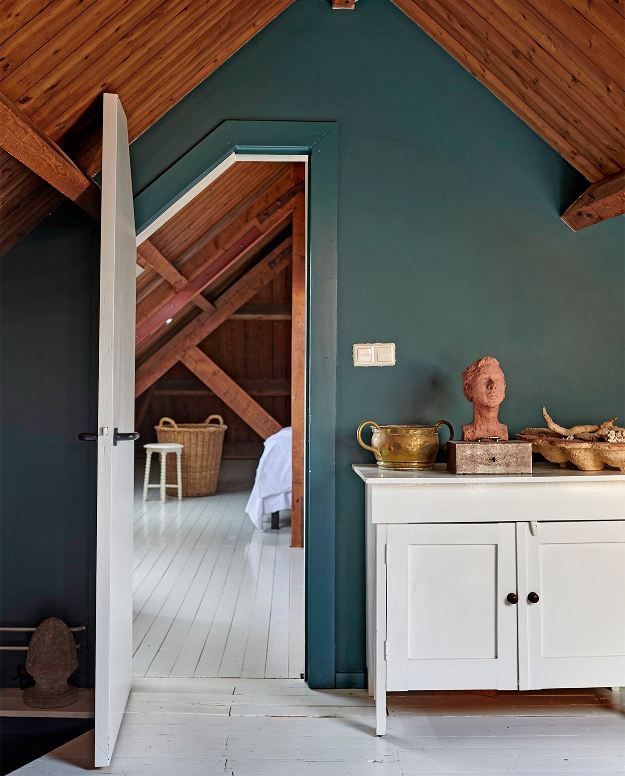 Muurverf Harley Green 312 van Little Greene. Dressoir en bollenmand cadeau gekregen. Beeld van Dini Bulterman. Geelkoperen vaas erfstuk. Kruk kringloop. Herkomst overig onbekend. vtwonen 07-2021 | productie Features &amp; More | styling Wilma Clusters | fotografie Renee Frinking | tekst Chantal Hintze | tekstbewerking Laura Zuidema