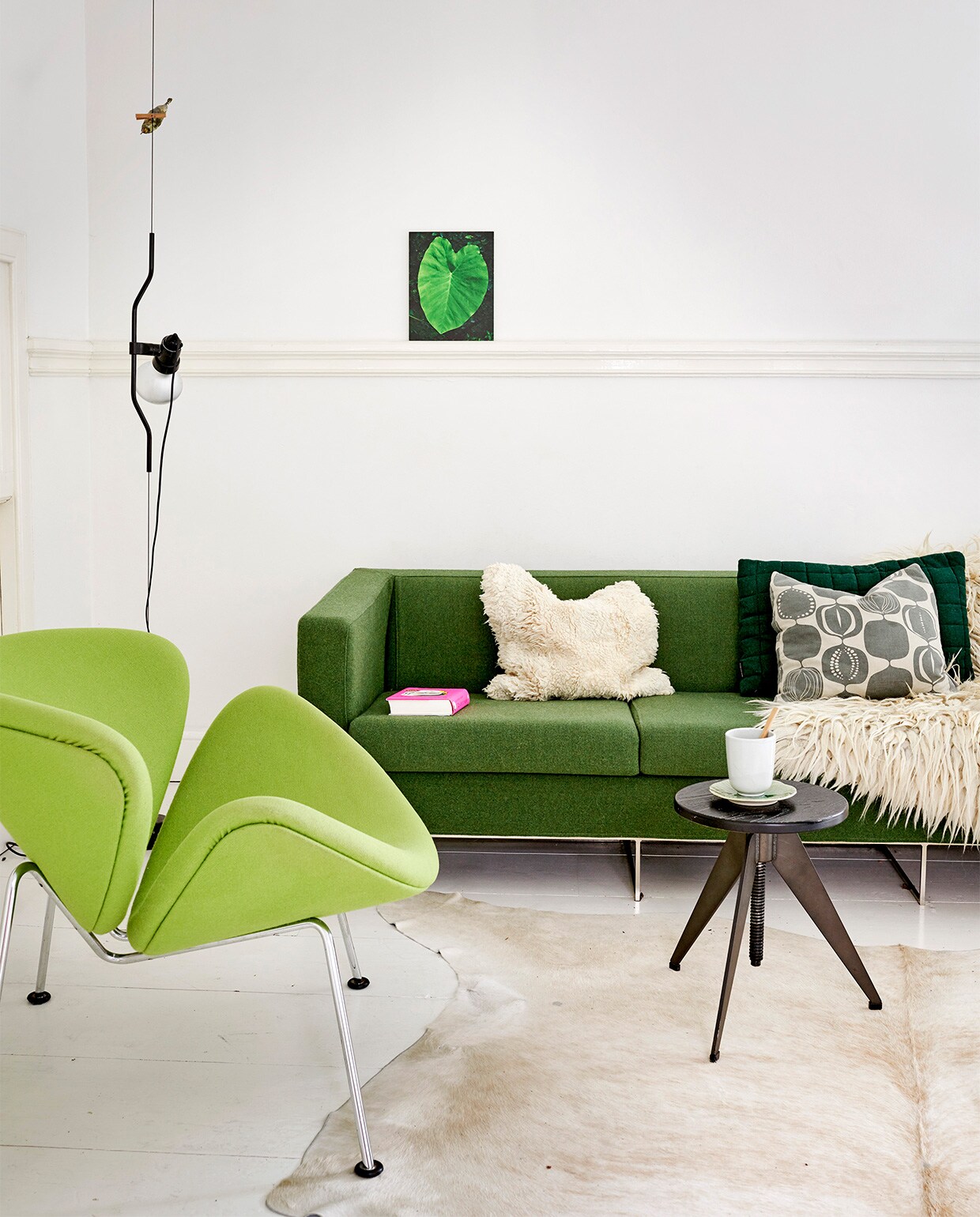 Bank gestoffeerd door Stoffeerderij Ahmad. Fauteuil Orange Slice van Artifort. Koeienhuid Pols Potten. Foto blad van Renate Schwarz. Vogel op knijper Jeffrey Zijlstra. Zwarte lamp Parentesi van Flos. Kussen met patronen en wollen nomadenkleed Sjakie’s. Herkomst overig onbekend. vtwonen 07-2021 | productie Features &amp; More | styling Wilma Clusters | fotografie Renee Frinking | tekst Chantal Hintze | tekstbewerking Laura Zuidema