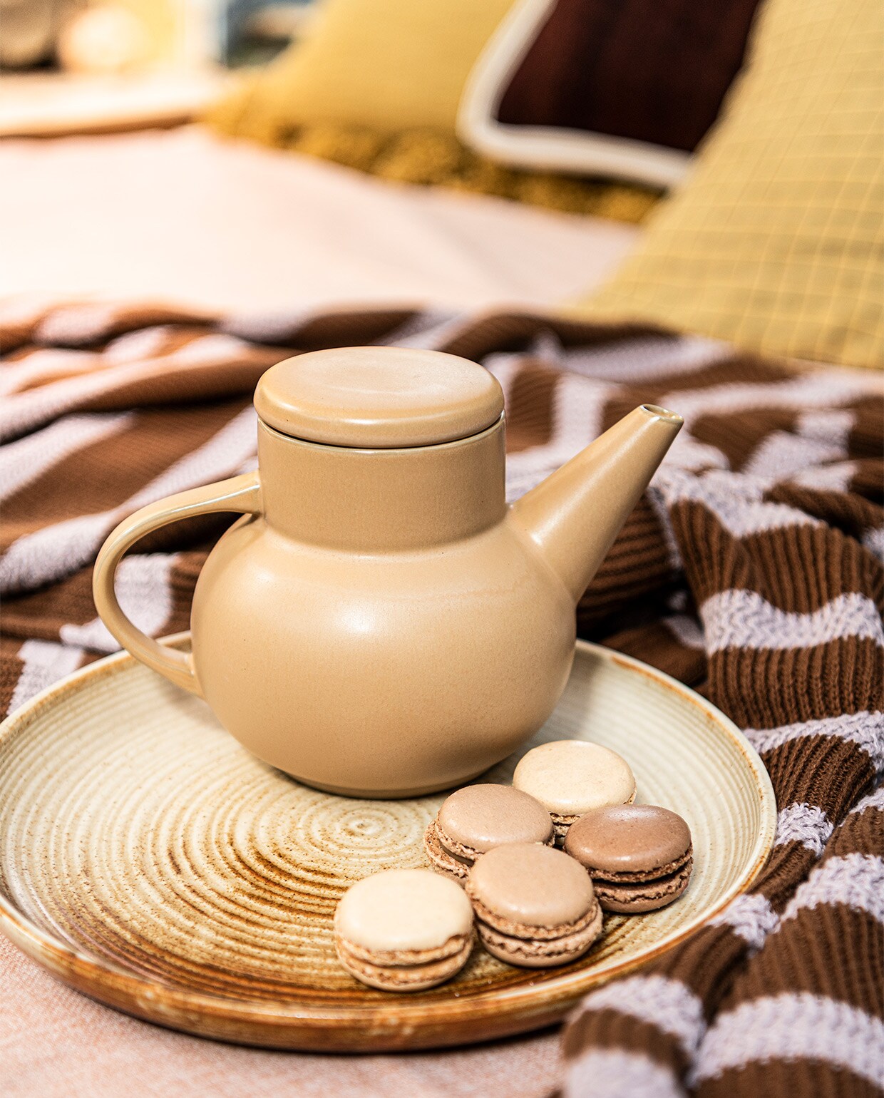 Theepot ceramic van HKliving. Bord HKliving vtwonen 07-2021 | styling Marianne Luning | fotografie Sjoerd Eickmans