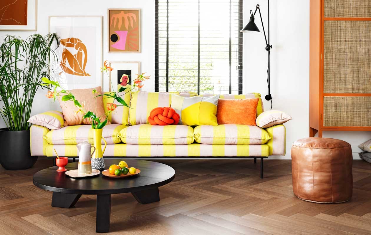 Zitzak Sage x Clare. Bank GlobeWest. Kleed meegenomen uit Turkije. Vintage salontafel eBay. Stoelen gekocht via Gumtree en opgeknapt door Madeleine. Peer-kunstwerk gemaakt van Marimekko-stof. vtwonen 08-2020 | styling Moniek Visser | fotografie Stan Koolen