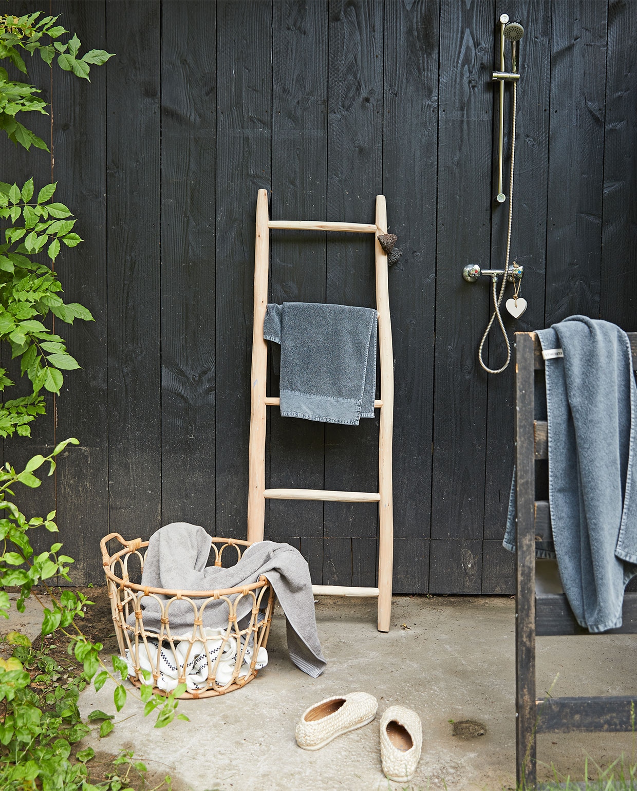 Lichte houten ladder (householdhardware.nl). Handdoeken Stone wash van vtwonen, 60×110 cm (vtwonen.nl). Touwschoenen (sukha.nl). Mand Snidad, 54×39 cm (ikea.com). Overig privébezit. vtwonen special tuin 03 2021 | styling Fietje Bruijn | fotografie Alexander van Berge