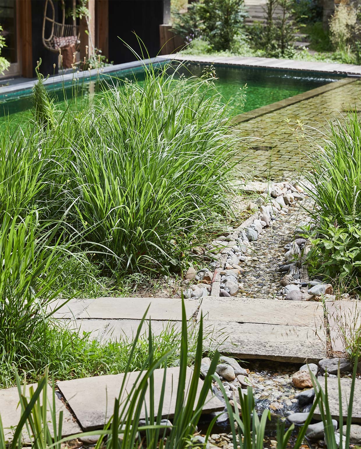 Een speelse tuin met verhogingen en als dikke bonus een zwemvijver. vtwonen special tuin 03 2021 | styling Fietje Bruijn | fotografie Alexander van Berge