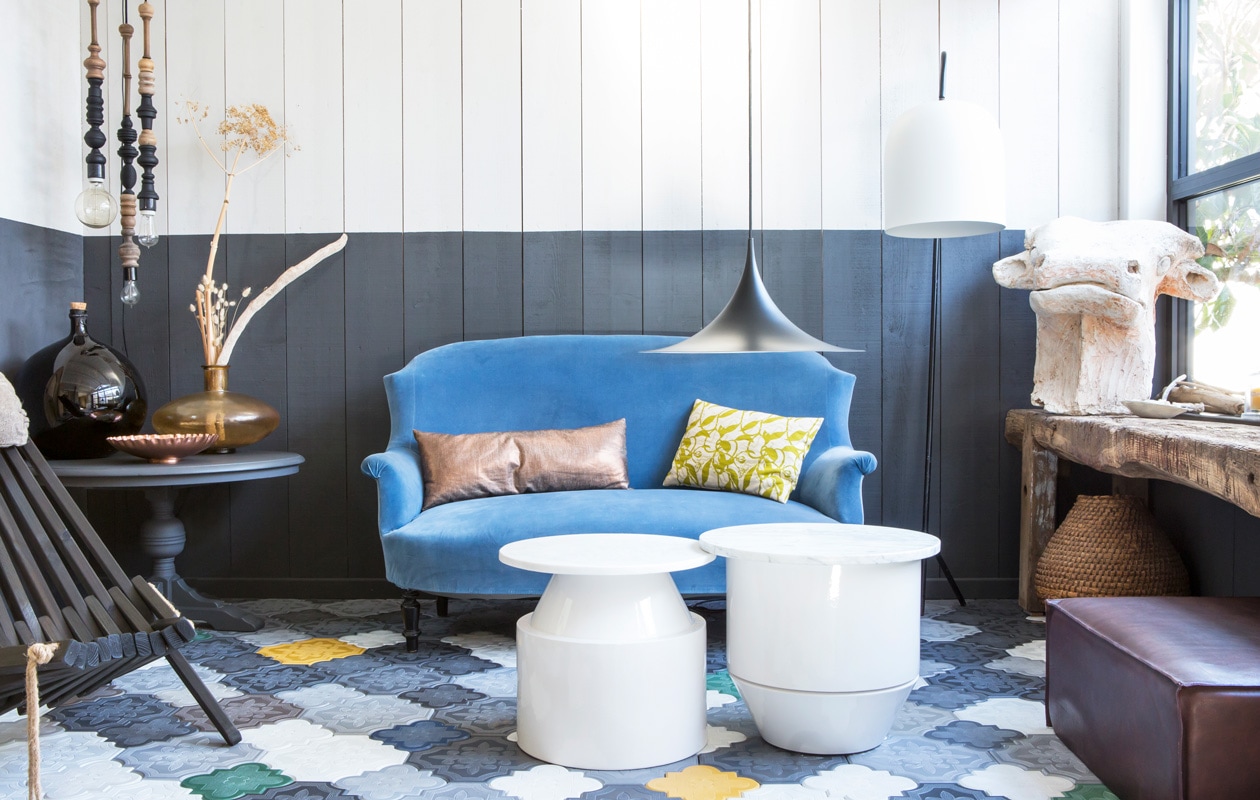 Houten loungestoel EcoFurn. Ronde salontafel kringloop, zelf samengesteld uit los tafelblad en onderstel. Vazen, houten hanglampen, heksenhoedlamp Bell en witmarmeren bijzettafels Coutume Studio. Bank kringloop, kussens gemaakt door Karine. Overig onbekend. vtwonen special binnenkijken 06-2021 | productie Anne-Catherine Scoffoni | fotografie Pauline Legoff