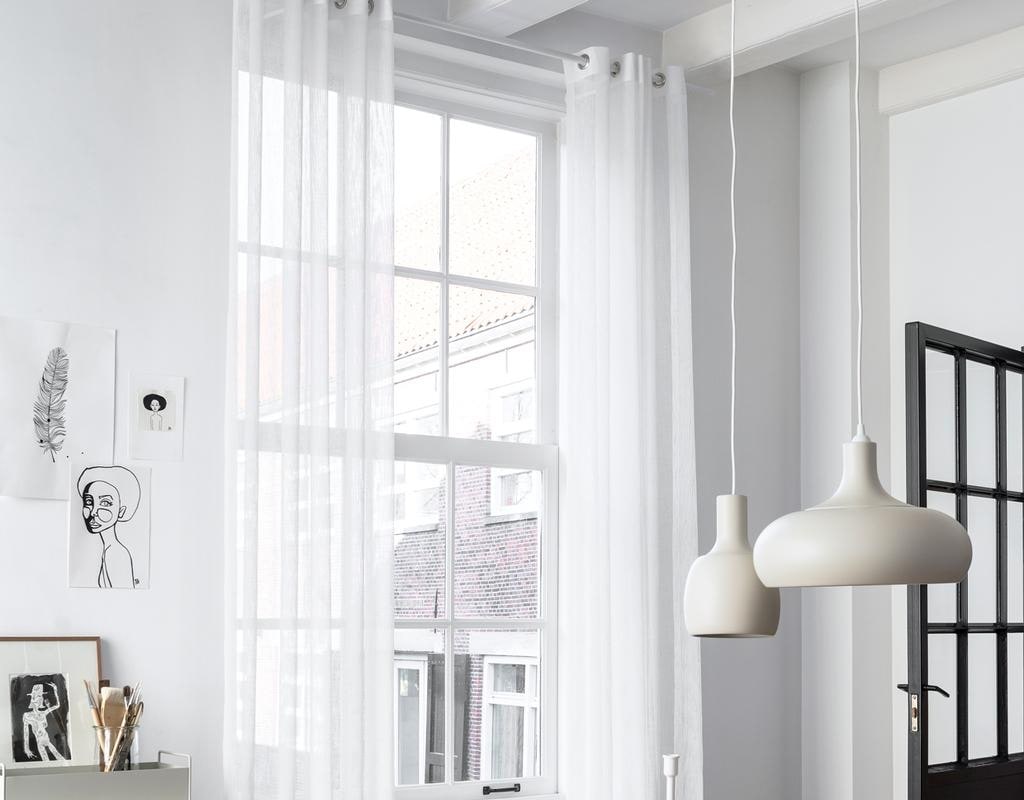 beeld vtwonen Witte gordijnen in de eetkamer - ramen wassen zonder strepen