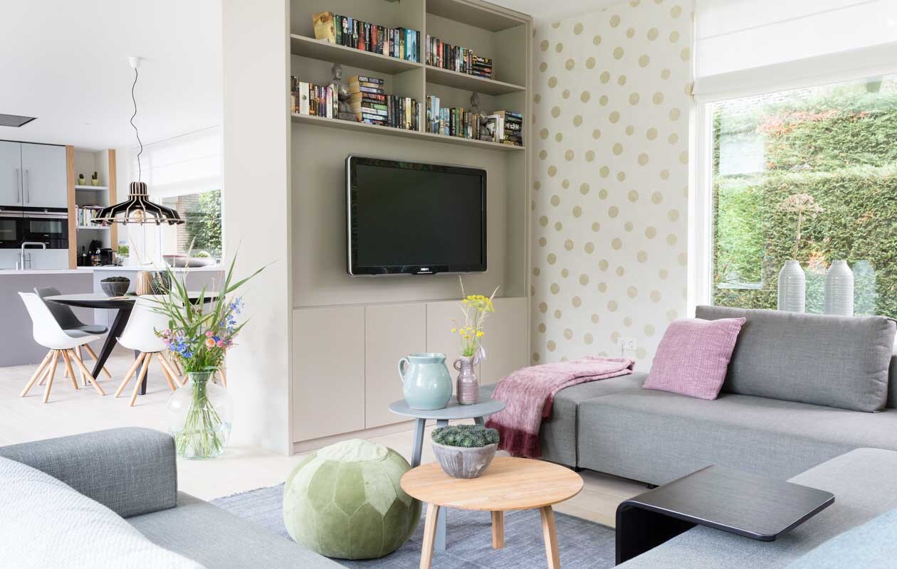 beeld vtwonen tv-meubel I vtwonen weer verliefd op je huis | seizoen 7 - Heemstede | styling Fietje Bruijn | fotografie Barbara Kieboom