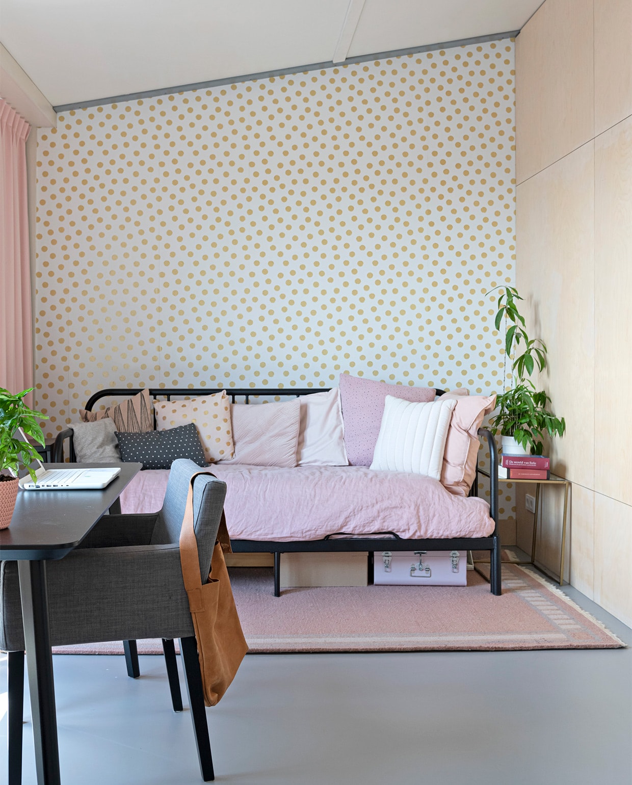 In de logeerkamer wandafwerking met berken-multiplex platen. Behang uit collectie Eijffinger + Rice. Vloer linoleum Walton van Forbo. Slaapbank, bureau, stoel Ikea. Dekbedhoes, kussens Loods 5. Vloerkleed tweedehands. Bijzettafel van Sissy-Boy Homeland. Kussens Loods 5 en Kwantum. vtwonen 07-2021 | styling Sharon Roest | fotografie Caroline Martinot