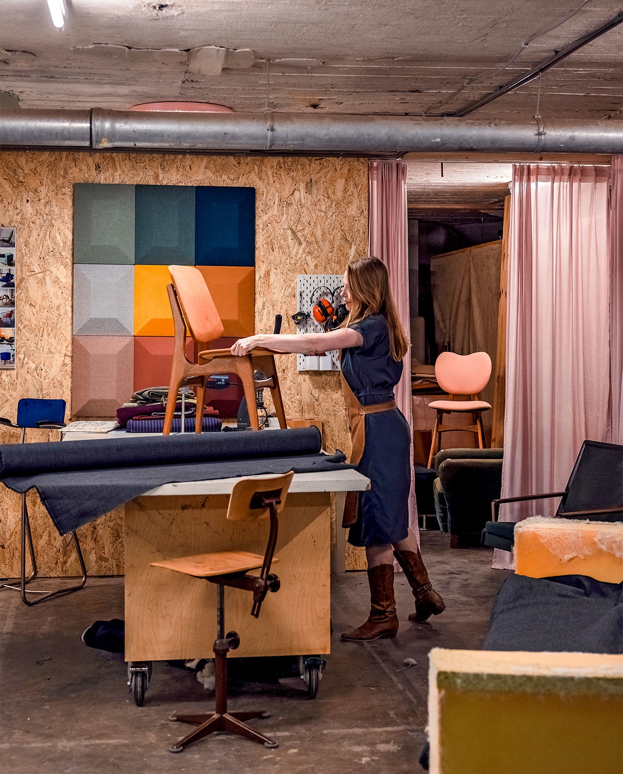 De studio is verdeeld in een stoffeerderij en een opslag voor materialen en meubels die net zijn binnengekomen of al klaar zijn. ‘Ik heb ook een vieze tafel en een schone tafel.’ Noor deelt de kelderruimte met Marisha van Zo Retro die fifties-meubels via internet verkoopt. Achter een roze gordijn is haar gedeelte, ramvol fraaie meubels. vtwonen 08-2021 | productie en tekst Bartjan Bouman | fotografie Ernie Enkelaar