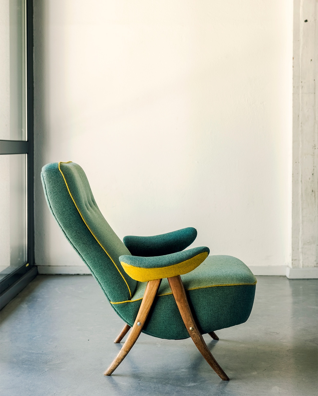 ‘Een Hairpin Chair van Theo Ruth, een Artifort-klassieker uit de jaren vijftig. Ik zag die stoel ooit en was op slag verliefd. Op een gegeven moment ben ik een paar meubels gaan verzamelen. Normaliter gaan ze weer terug naar de klant, waardoor ik nooit mijn werk kan laten zien – technieken, afwerking. Nu wel.’ vtwonen 08-2021 | productie en tekst Bartjan Bouman | fotografie Ernie Enkelaar