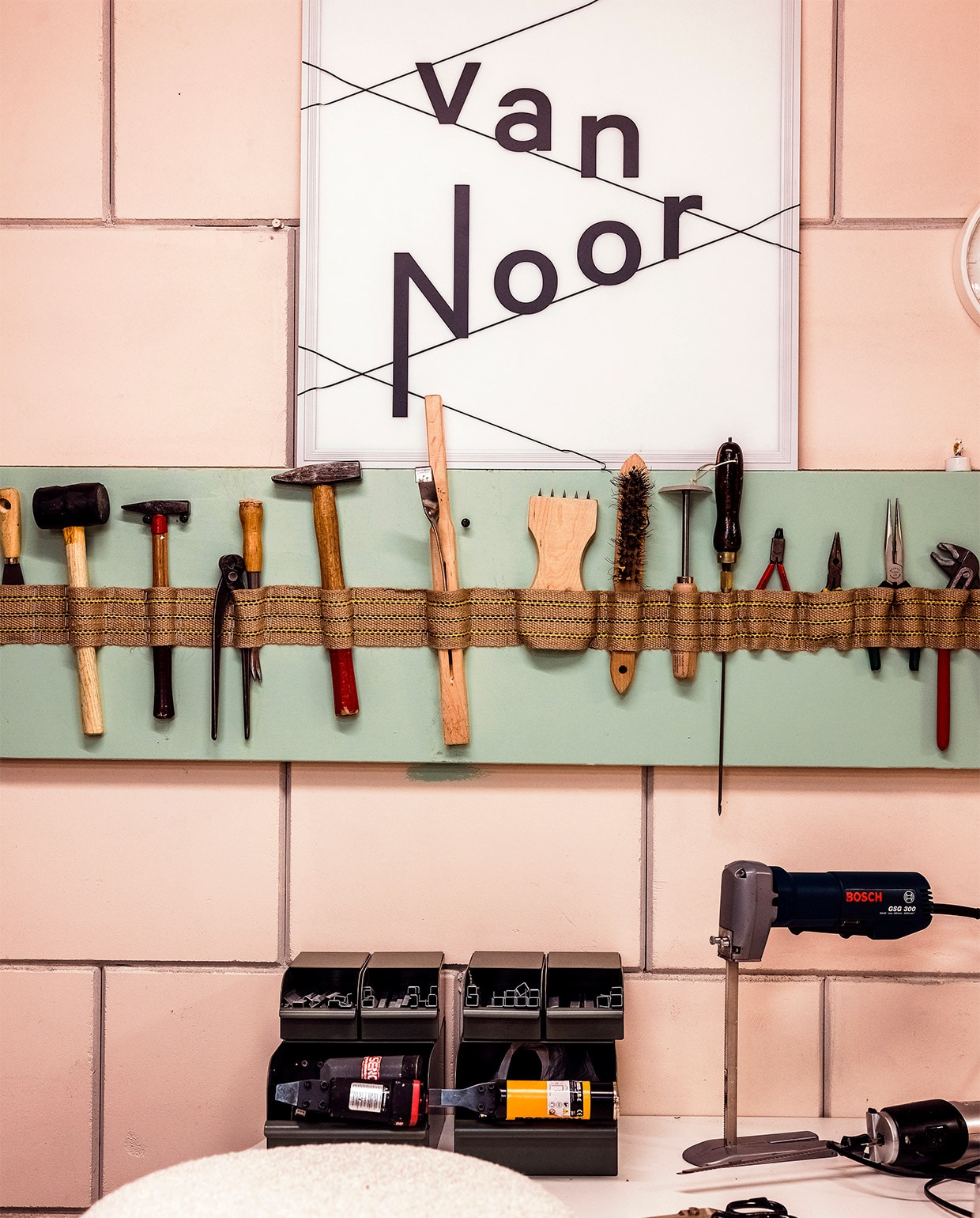 Aan wandrekken hangen honderden stalen stof van gerenommeerde merken als Kvadrat, Vescom en De Ploeg. Opvallend: ze zijn allemaal effen, aan dessins doet Noor niet. ‘Een patroon hoort niet bij jarenvijftigmeubels.’, vtwonen 08-2021 | productie en tekst Bartjan Bouman | fotografie Ernie Enkelaar