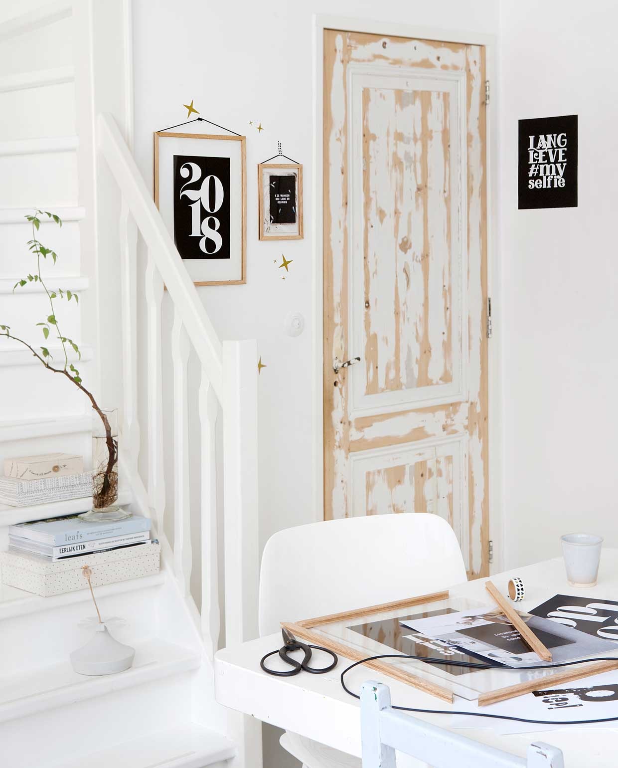 Paneeldeuren Zo Gelukkig Brocante, oude gymnastiekbank uit een school, spiegel Loods 5, kleed Kaatz, lamp vtwonen. Overig herkomst onbekend. vtwonen 10-2017 | styling Liza Wassenaar | fotografie Jeltje Janmaat