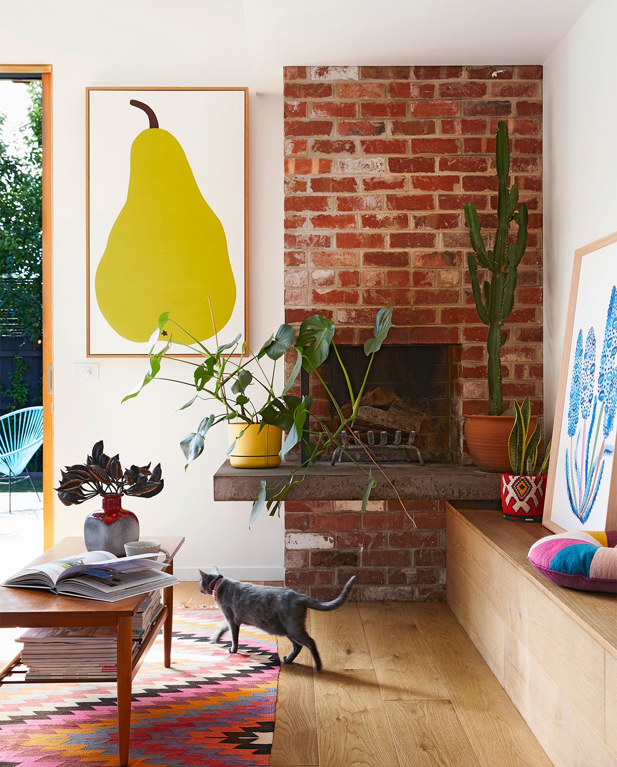 Zitzak Sage x Clare. Bank GlobeWest. Kleed meegenomen uit Turkije. Vintage salontafel eBay. Stoelen gekocht via Gumtree en opgeknapt door Madeleine. Peer-kunstwerk gemaakt van Marimekko-stof. vtwonen binnenkijk special zomerhuizen 07-2021 | productie &amp; styling Living Inside | fotografie Armelle Habib