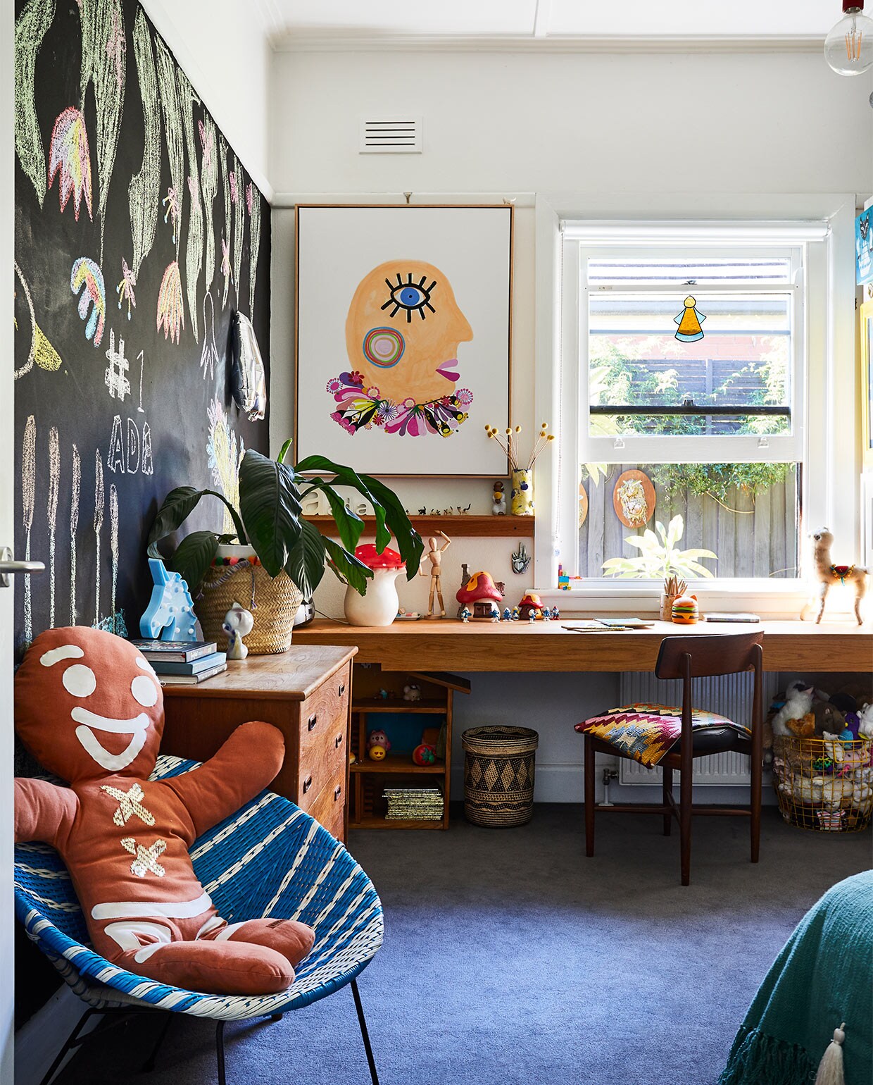 Schoolbordverf Haymes, afbeeldingen zelf gekrijt. Schilderij Sweet Cheeks van Madeleine. Dressoir en stoelen vintage. Koekeman-kussen Kip&amp;Co. Paddenstoelenlamp Heico. vtwonen binnenkijk special zomerhuizen 07-2021 | productie &amp; styling Living Inside | fotografie Armelle Habib