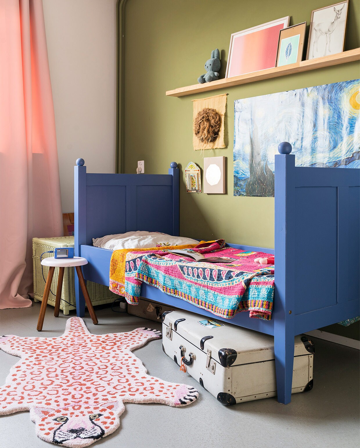 Verfkleur wand Olive van Farrow &amp; Ball. Verfkleur bed Ultra Marine Blue van Farrow &amp; Ball. Gordijn van La Redoute. Bed Marktplaats. Kantha-kleed uit India. Panter Doing Goods. Spiegeltje met deurtjes uit Marokko. Goudkleurige maan IrisDorine. Vilten Maan Halona. Van Gogh-poster Desenio. Op de plank Nijntje, soortgelijk bij De Winkel van Nijntje. Roze print Eveline Renzenbrink. Prent met veer We are out of office. Hert kringloopwinkel. Wekkertje geprogrammeerd door Timo. Beddengoed Hema. Plank herkomst onbekend. Overige kringloopwinkel. vtwonen 07-2021 | fotografie Muk van Lil | tekst Monique Butter