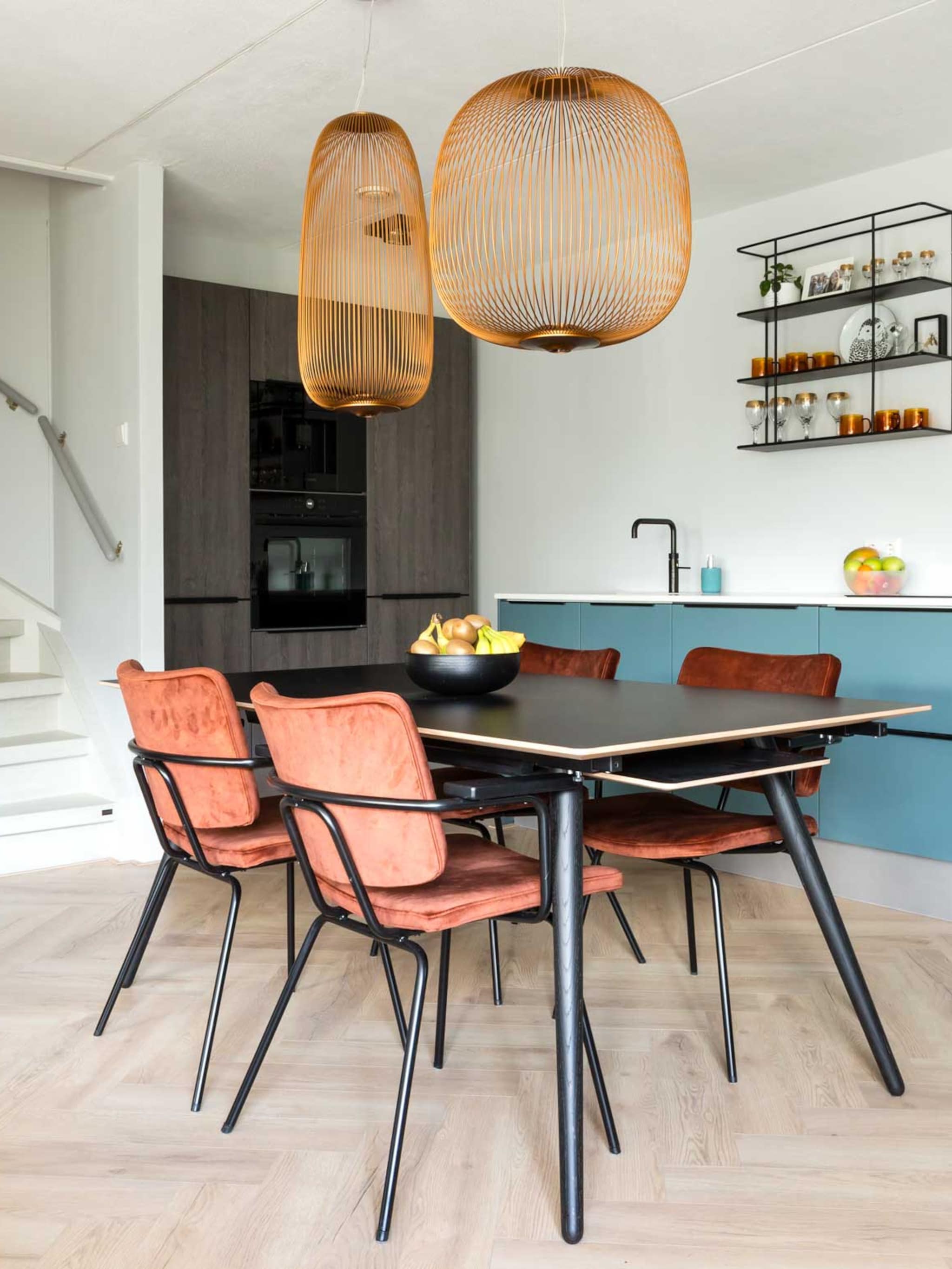 doen twee verschillende lampen boven de eettafel