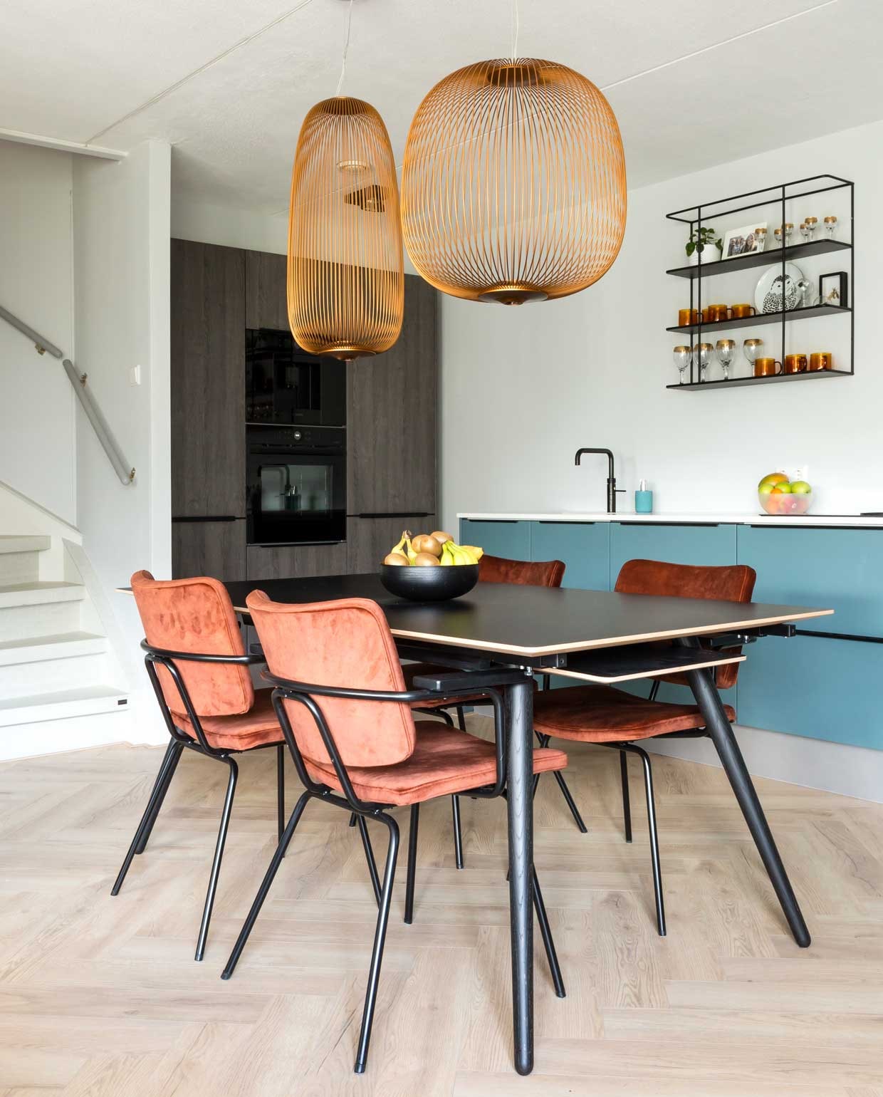 Laminaat ‘Visgraat Talang’ C-7703 Wooninrichting-aanhuis.nl, lamp Spokes 1 Foscarini via Eijerkamp, Lamp Spokes 2 Foscarini via Eijerkamp, Eettafel ‘Stick’ in fenix walnut PBJ via Eijerkamp, eetkamerstoelen ‘Patch’ kleur 126 Copper Bodilson via Eijerkamp, fruitmand privébezit, Keuken privébezit, kleur op de wand ‘Silver Shadow’: Flexa, plafondspot enkel ‘Nenad’ Lucide via Eijerkamp, plafondspot dubbel ‘Nenad’ Lucide via Eijerkamp, wankast ‘Myrthe’ van Woood via Eijerkamp, wndvaasjes ‘Vase Bubble’ Housevitamin via Loods5, muurdecoratie dienblad Tine K via vtwonen, theeglazen ‘Mug Amber Borosilicate’ Hay via Eijerkamp, plantje vtwonen, overig privébezit. , , vtwonen weer verliefd op je huis | seizoen 10 aflevering Uithoorn | styling Eva van de Ven | fotografie Barbara Kieboom