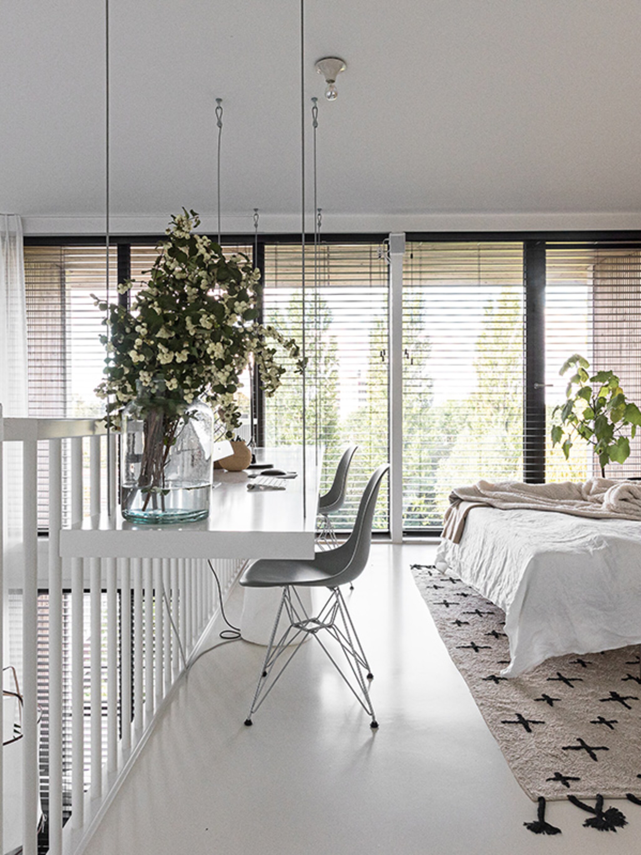binnenkijken in een witte loft met scandinavisch interieur
