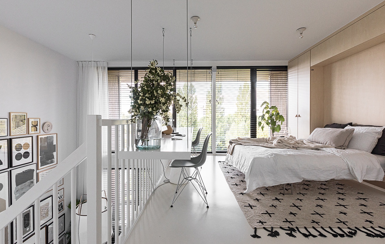 Bureau, inbouwkast op maat gemaakt Signaal Interieur &amp; Wonen. Eames-stoelen Vitra. Glazen vaas Bloomon. Beddengoed en takken H&amp;M Home. Vloerkleed vtwonen. Gordijnen Evert Groot. Zwarte blinds Veneta. Plafondlampen Teti van Artemide. vtwonen 04-2021 | styling Cathelijne Sterenberg | fotografie Sonja Velda | tekst Adeline Mans