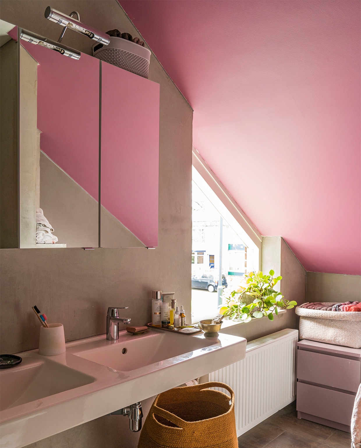Verfkleur plafond Rangwali van Farrow &amp; Ball. Gele mand Zara Home. Wastafels Villeroy &amp; Boch. Spiegelkast Nijhof. Ladenkast Ikea. Mand herkomst onbekend. vtwonen 07-2021 | fotografie Muk van Lil