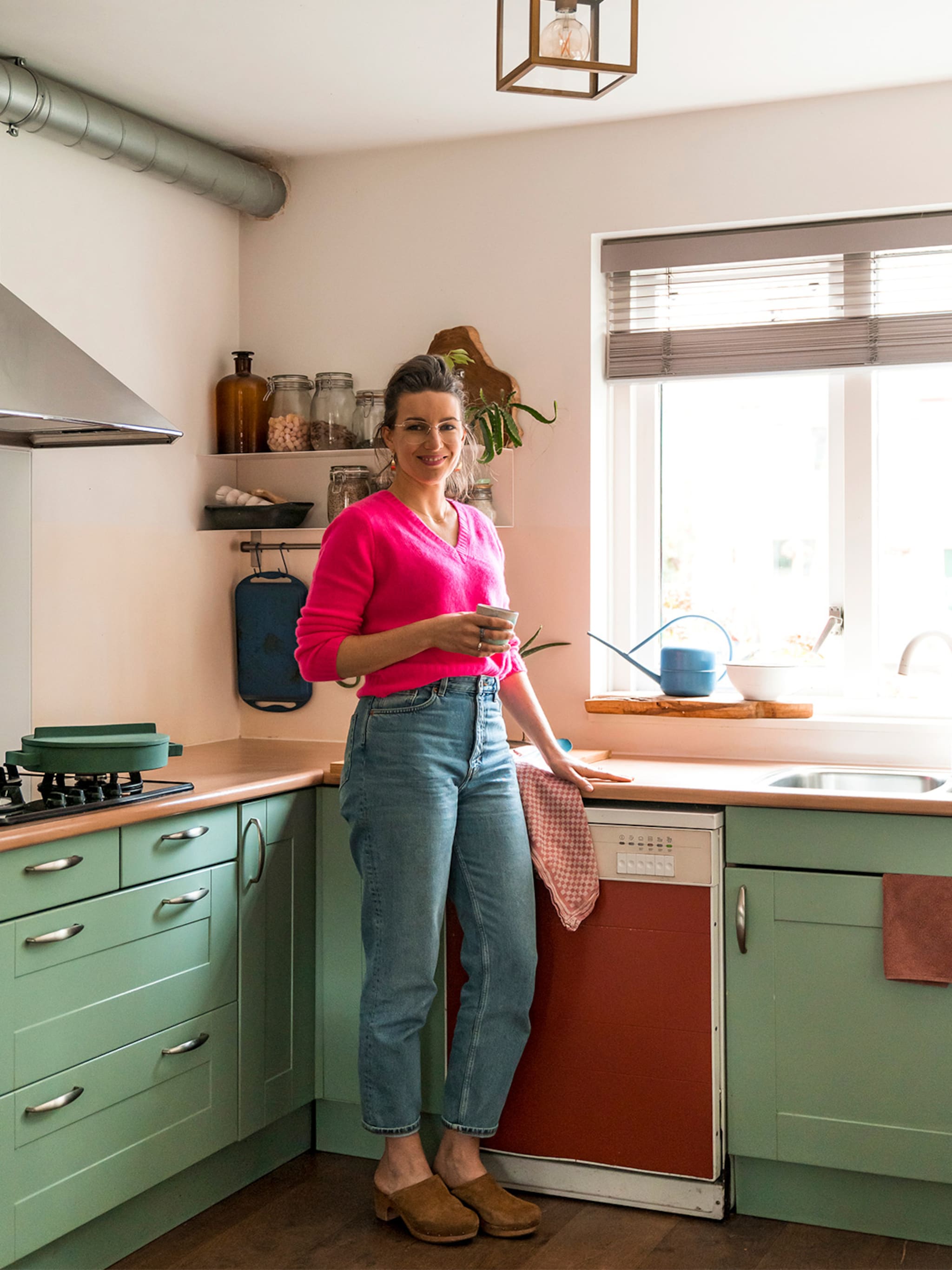 binnenkijken in een jaren 80 huis met een caribisch kleurpalet