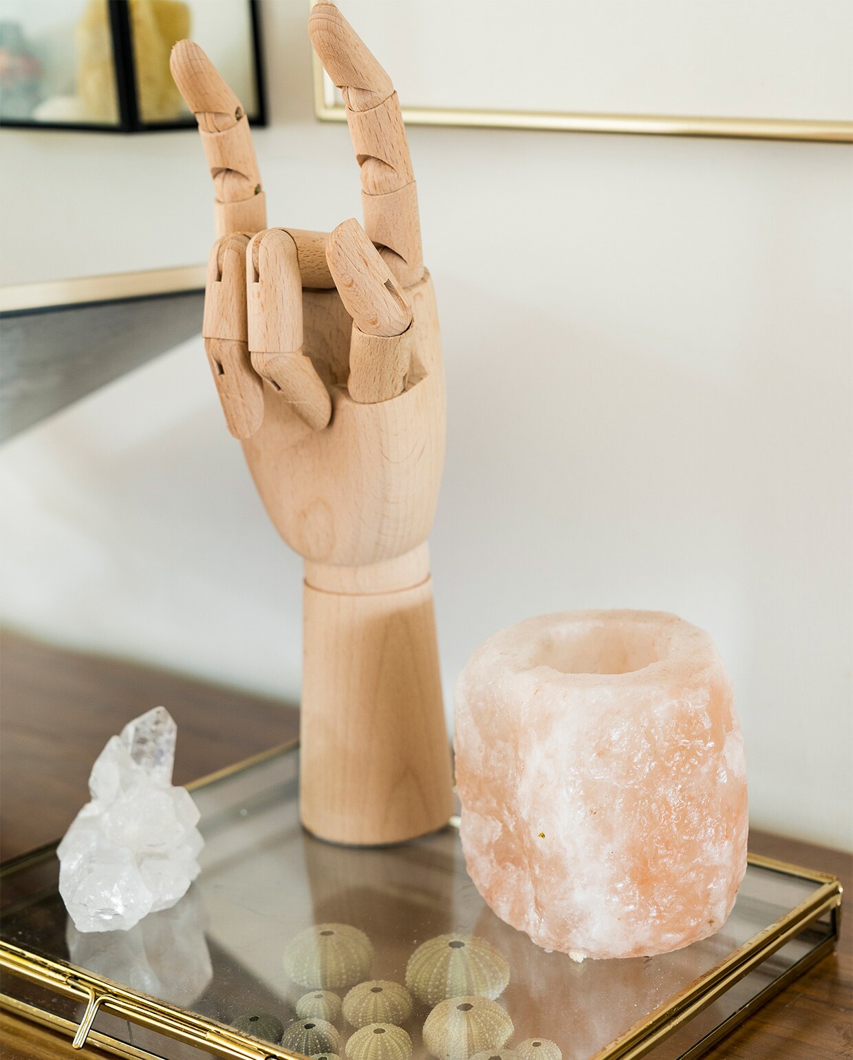 Modelhand Ikea. Vitrinekistje kringloopwinkel. Zee-egelhulsjes uit Ibiza. Rozenkwarts en bergkristal herkomst onbekend. vtwonen 07-2021 | fotografie Muk van Lil