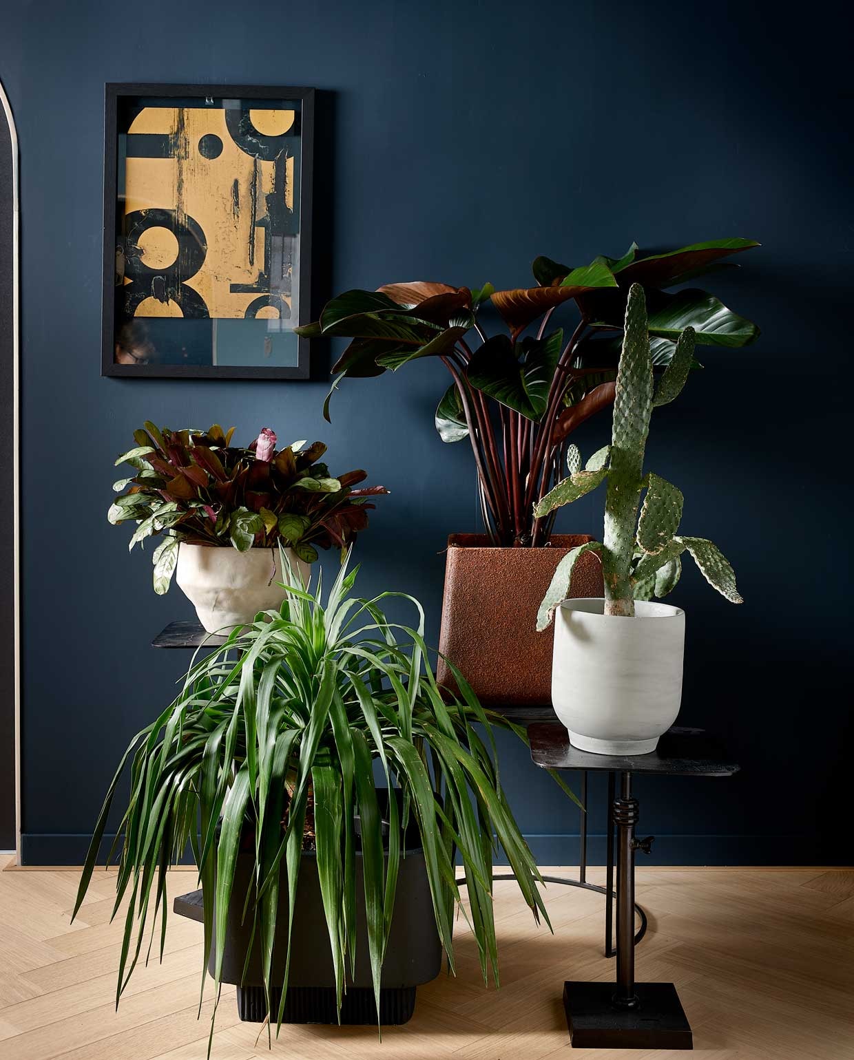 Muurverf Quiet Clearing van Histor. Hangstoel, vaas Xenos. Ovaal schilderij familiestuk. Eikenhouten vloer, kussens en vacht in stoel Loods 5. Kussen met bloem Malagoon. Mand met plant tuincentrum. Vilten Monstera De Viltbloemist. Groot schilderij en vloerkleed Kwantum. Letterbord Keck &amp; Lisa. Grote kandelaar Sissy-Boy Homeland. Oranje kandelaar kringloopwinkel. Pot herkomst onbekend. vtwonen Binnenkijken special 2019 | fotografie Muk van Lil