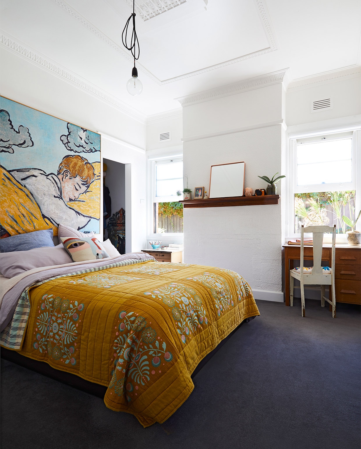 Ingelijste quilt Sleeping Boy van David Bromley. Beddengoed Sage x Clare. vtwonen binnenkijk special zomerhuizen 07-2021 | productie &amp; styling Living Inside | fotografie Armelle Habib
