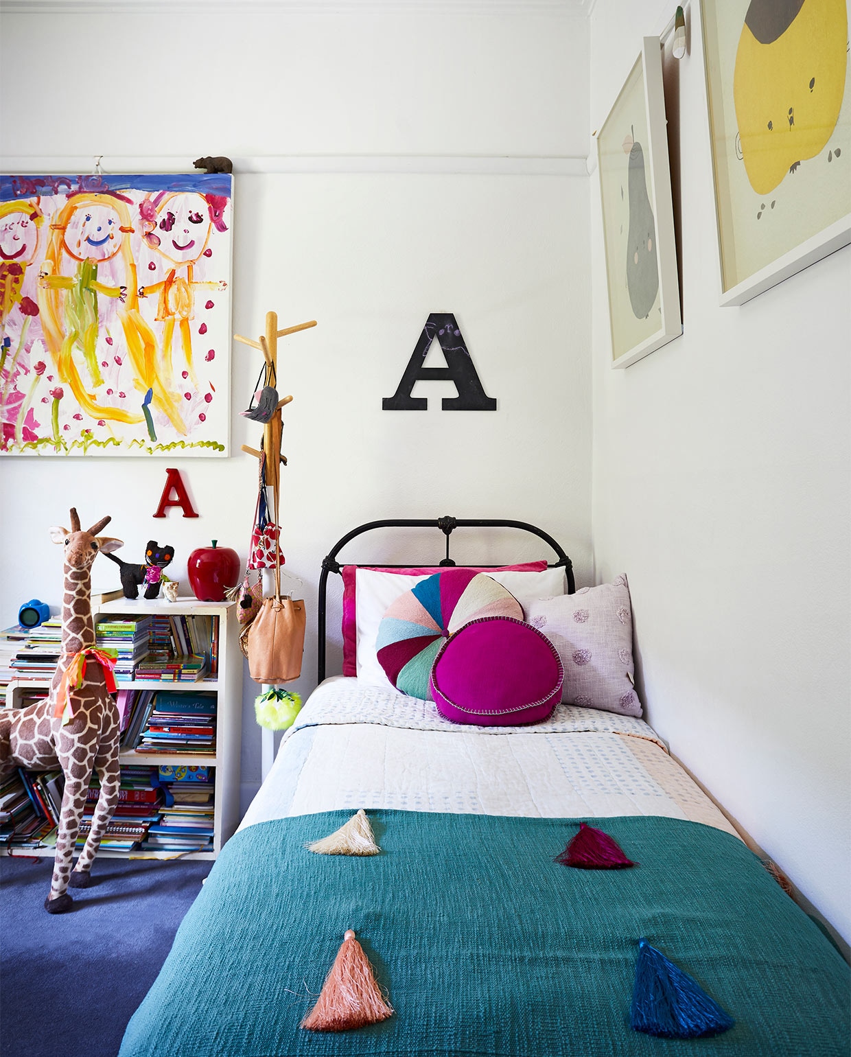 Kussens en sprei Sage x Clare. Giraffe cadeau gekregen. Familieportret gemaakt door Ada. Ingelijste afbeeldingen van Elizabeth Dunker. vtwonen binnenkijk special zomerhuizen 07-2021 | productie &amp; styling Living Inside | fotografie Armelle Habib