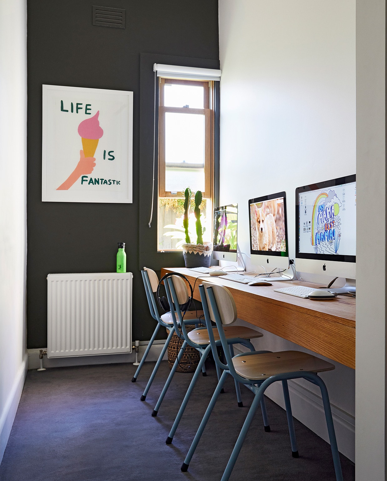 Karl en Madeleine werken allebei vanuit huis. Ingelijste theedoek van David Shrigley. Stoelen Industria X. vtwonen binnenkijk special zomerhuizen 07-2021 | productie &amp; styling Living Inside | fotografie Armelle Habib