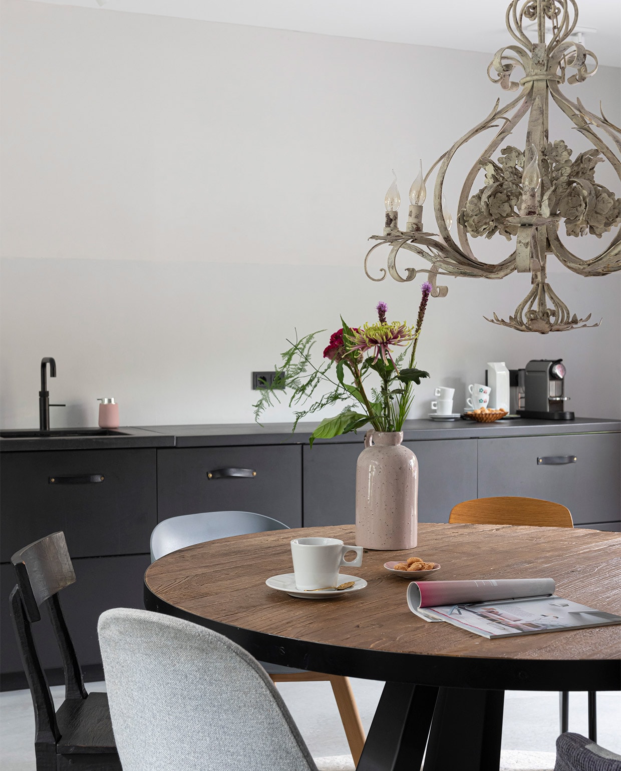 Muurverf Damp van Histor. Keukenkasten en fronten Kungsbacka van gerecycled kunststof Ikea. Leren ladegrepen, tafel, zwarte stoel Loods 5. Vezelcementplaat door Evolve via Leurs Interieurbouw. Kraan Quooker+. Roze schaaltje van Hema. Hanglamp Sissy-Boy Homeland. Stoel met blankhouten rug, replica van de Standard van Jean Prouvé. Stoel met grijze kuip Kwantum. Stoel Twelve in gemêleerd grijs Zuiver. Melkpak Brunch!. Kopjes Café Ibiza. Houten schaaltje kringloopwinkel. vtwonen 07-2021 | styling Sharon Roest | fotografie Caroline Martinot