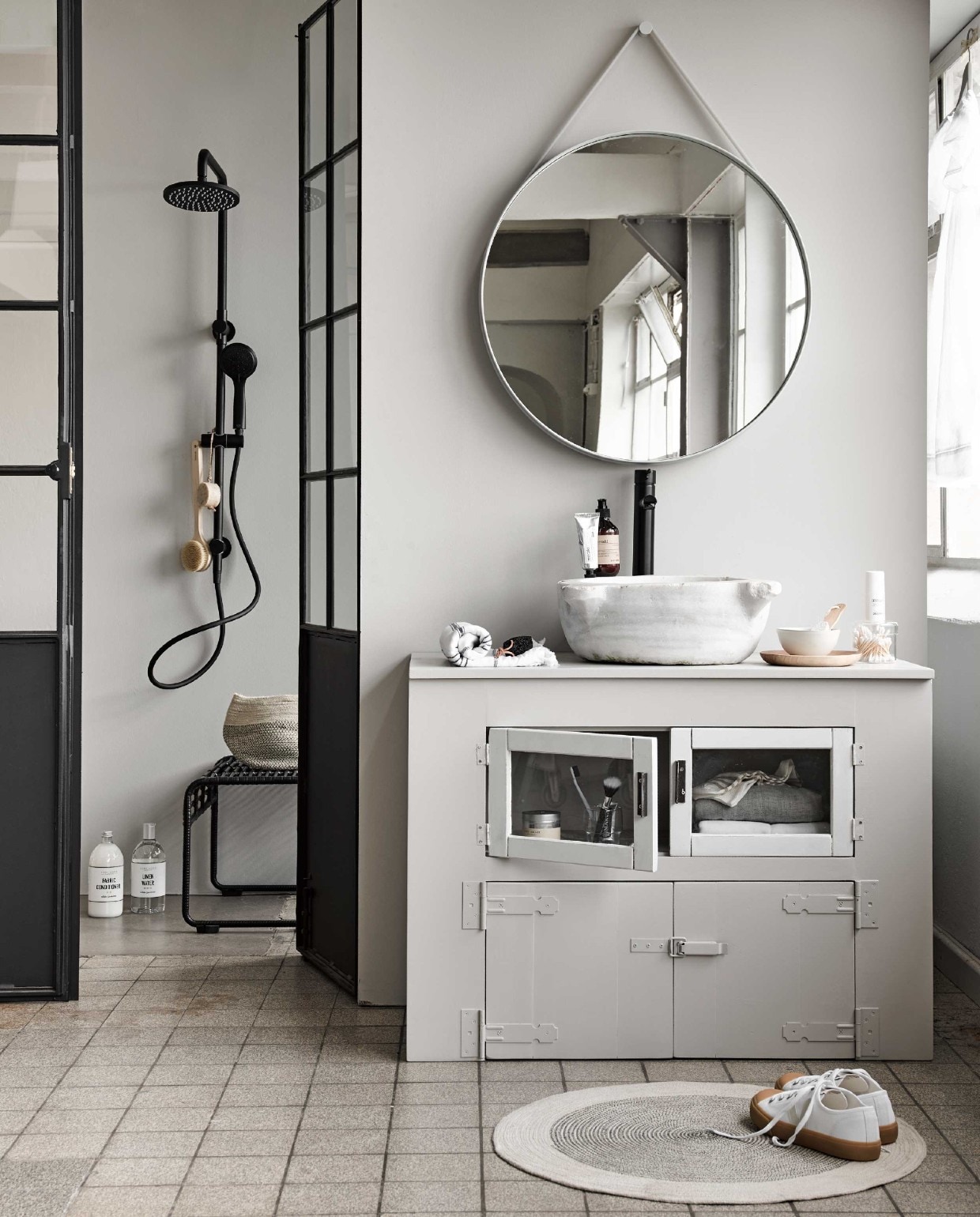 Wasbak met afvoer € 500, openslaande deuren € 1850 (Jan van IJken Oude Bouwmaterialen). Wastafelmeubel prijs op aanvraag (Combitex). Kraan € 249, douche € 629,- (Mastello). Spiegel van Hay € 219, zeeppomp € 18,95, handcrème € 17,95, kruk House Doctor € 185, zwart-witte handdoek € 29,95, borstel € 24,95, rond zeepblok € 11,95, zwarte pedicuresteen € 6,95 (vtwonen.nl). Linnenwater € 12,99 (Zara Home). Mand € 14,99, kleed € 24,99, glazen bakje € 9,99 (H&amp;M Home). Schoenen € 99,99, sokken € 16,-, tandpasta € 4,90 (Six and Sons). Geurkaars € 22,50 (MaisonNL). Houten bord € 17,50, kommetje € 17,50 (Sukha Amsterdam). Overig privébezit. vtwonen 07-2018 | styling Liza Wassenaar | fotografie Alexander van Berge